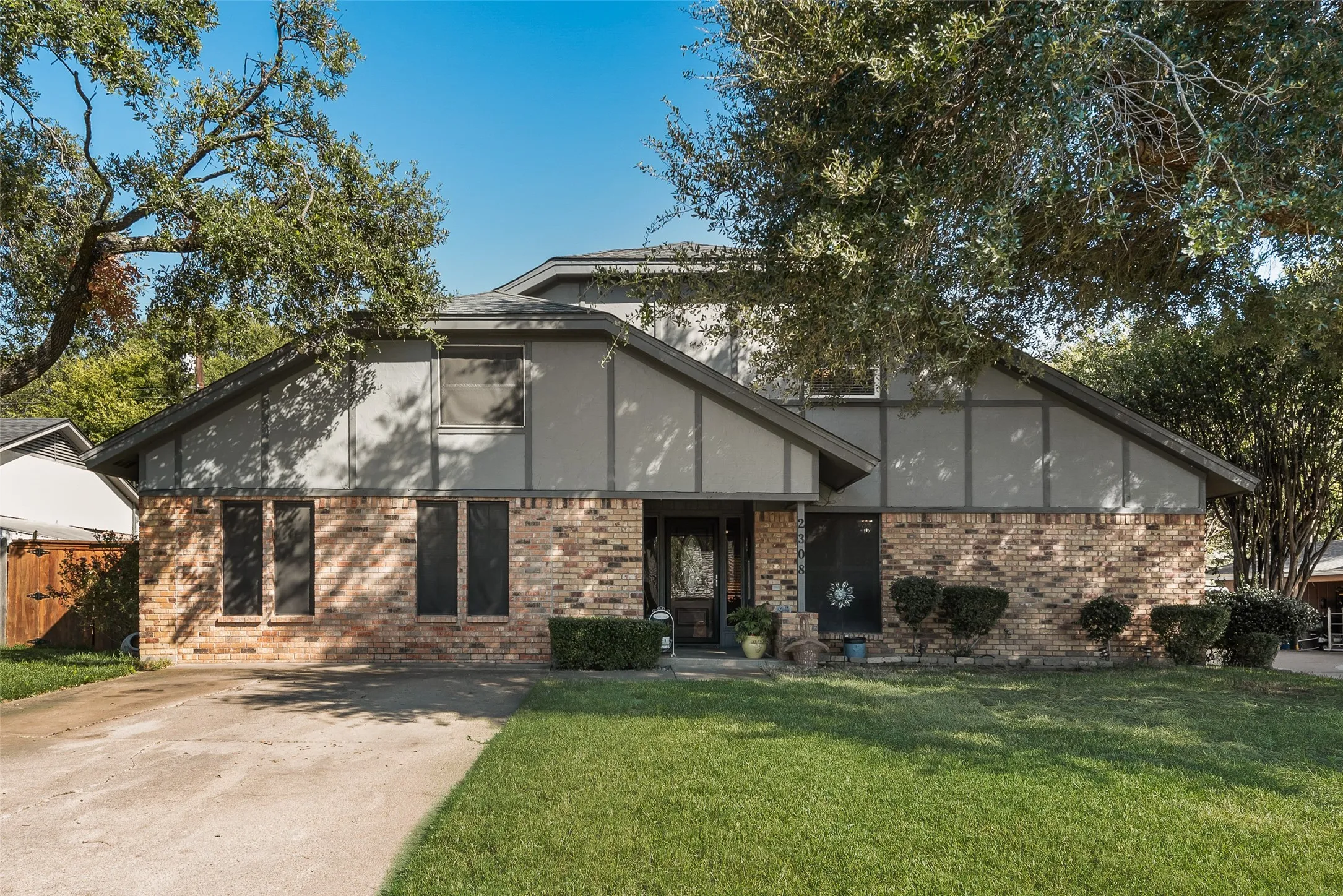 Single Family Residence For Sale in Ellis County , 2308 Louise Lane, Ennis, Texas 75119, 4 Bedroom, 3 Bathroom, Garage spaces, 2,666 Sqft, built in 1972, Preowned, mls#21089894, Real Estate Agent in Ennis, Homes For Sale in Ellis county, Homes For Sale in Ennis, Realtor in Ennis Texas, Real Estate Brokerage Independent Realty Texas, Luminita Cordes Realtor