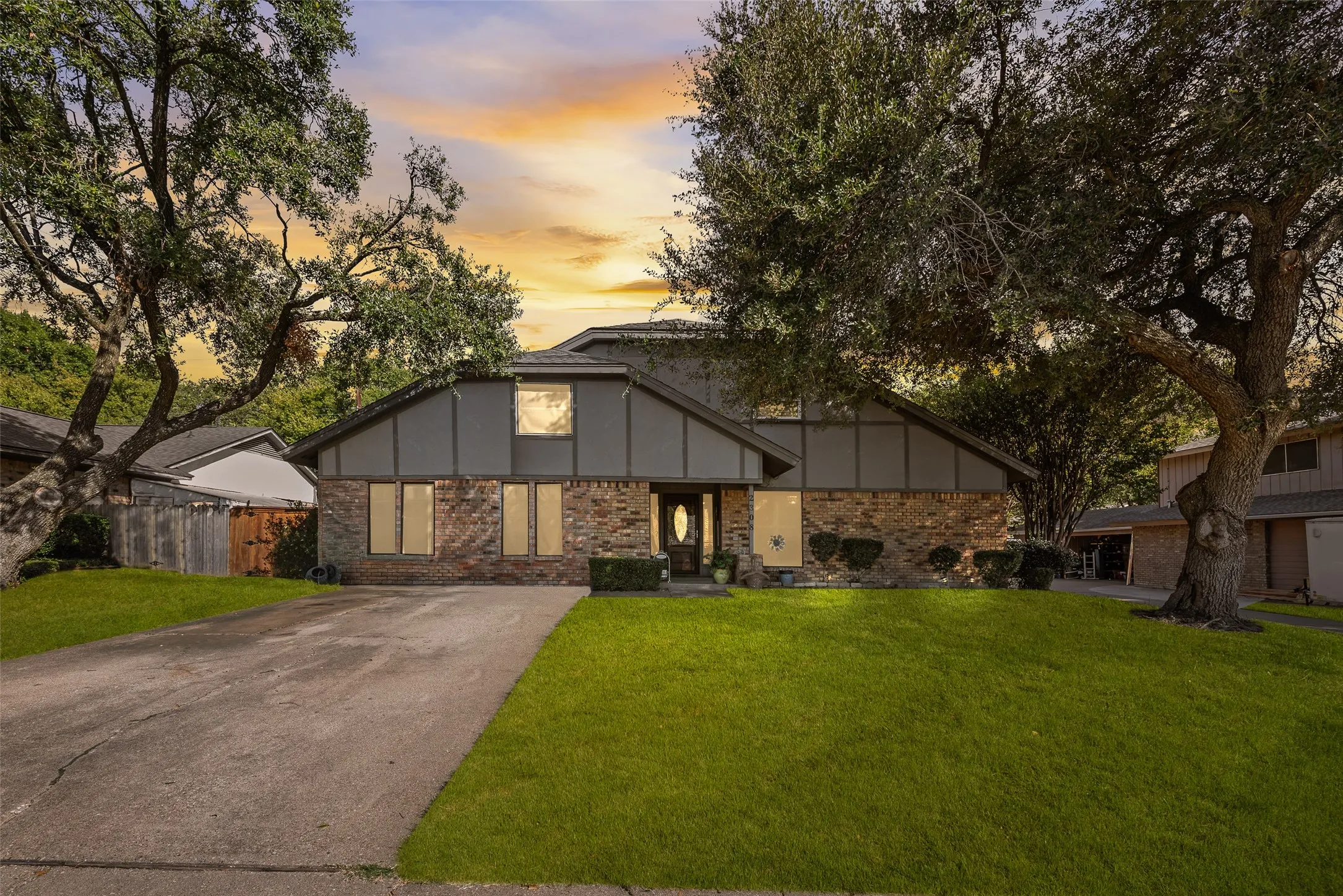Single Family Residence For Sale in Ellis County , 2308 Louise Lane, Ennis, Texas 75119, 4 Bedroom, 3 Bathroom, Garage spaces, 2,666 Sqft, built in 1972, Preowned, mls#21089894, Real Estate Agent in Ennis, Homes For Sale in Ellis county, Homes For Sale in Ennis, Realtor in Ennis Texas, Real Estate Brokerage Independent Realty Texas, Luminita Cordes Realtor