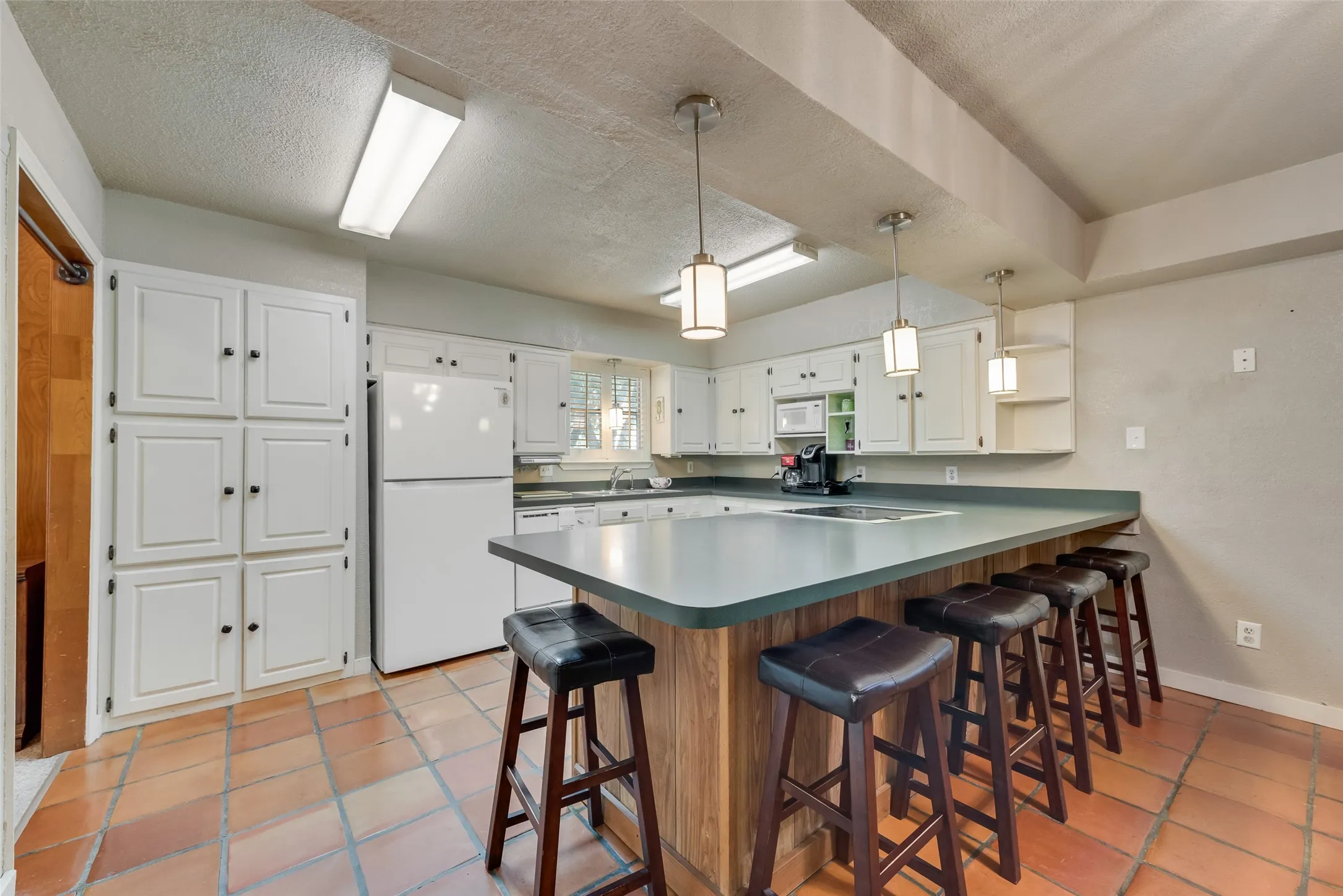 Single Family Residence For Sale in Ellis County , 2308 Louise Lane, Ennis, Texas 75119, 4 Bedroom, 3 Bathroom, Garage spaces, 2,666 Sqft, built in 1972, Preowned, mls#21089894, Real Estate Agent in Ennis, Homes For Sale in Ellis county, Homes For Sale in Ennis, Realtor in Ennis Texas, Real Estate Brokerage Independent Realty Texas, Luminita Cordes Realtor