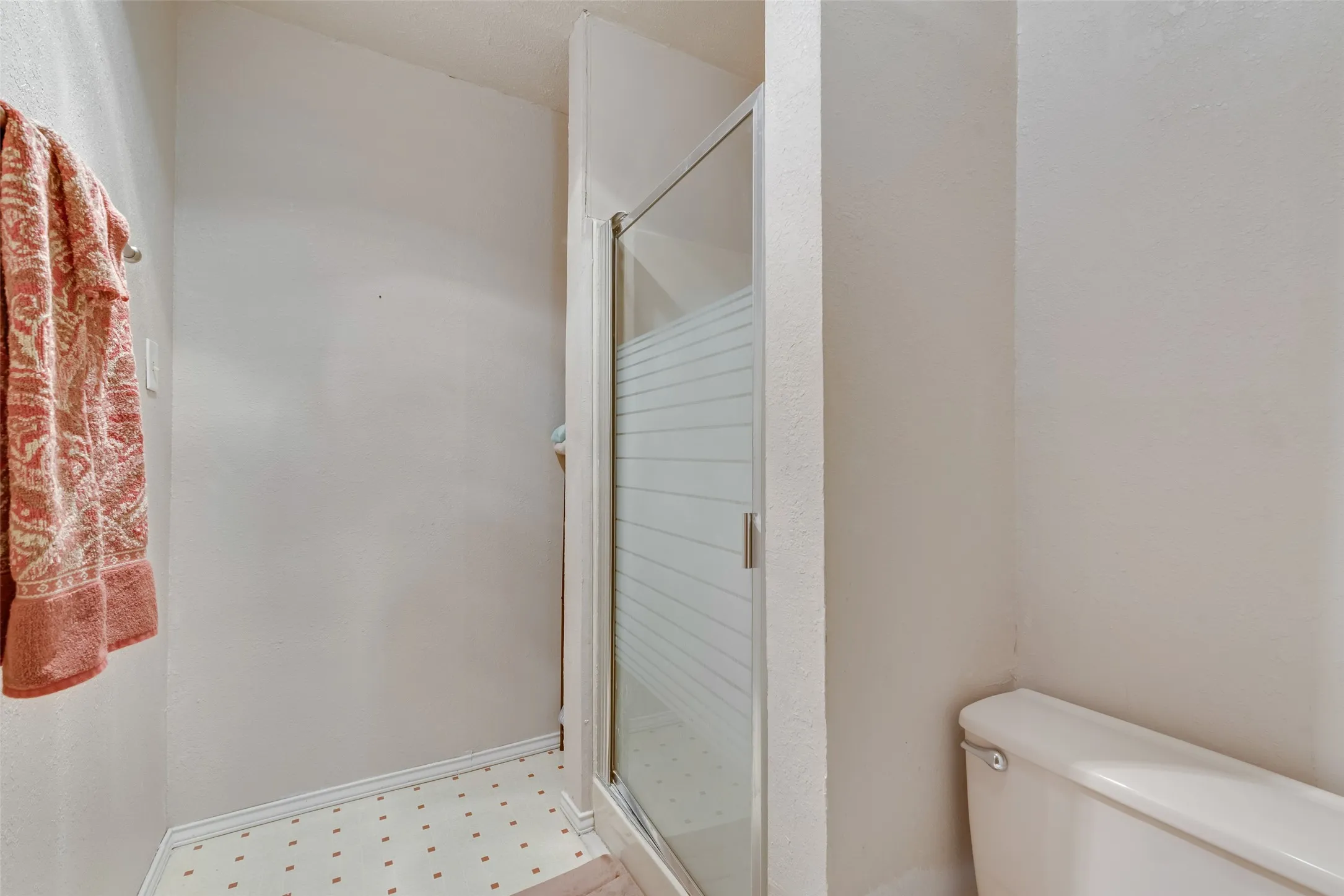 Single Family Residence For Sale in Ellis County , 2308 Louise Lane, Ennis, Texas 75119, 4 Bedroom, 3 Bathroom, Garage spaces, 2,666 Sqft, built in 1972, Preowned, mls#21089894, Real Estate Agent in Ennis, Homes For Sale in Ellis county, Homes For Sale in Ennis, Realtor in Ennis Texas, Real Estate Brokerage Independent Realty Texas, Luminita Cordes Realtor