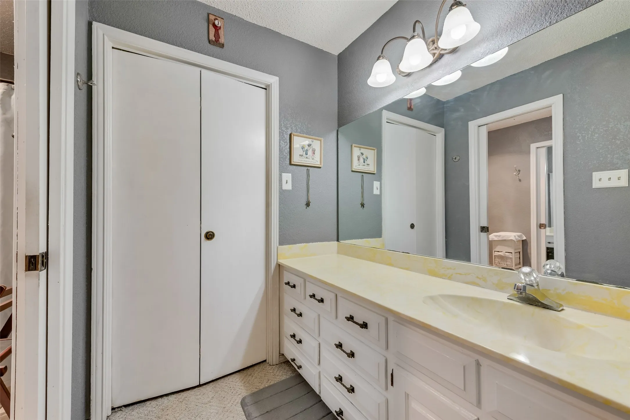 Single Family Residence For Sale in Ellis County , 2308 Louise Lane, Ennis, Texas 75119, 4 Bedroom, 3 Bathroom, Garage spaces, 2,666 Sqft, built in 1972, Preowned, mls#21089894, Real Estate Agent in Ennis, Homes For Sale in Ellis county, Homes For Sale in Ennis, Realtor in Ennis Texas, Real Estate Brokerage Independent Realty Texas, Luminita Cordes Realtor