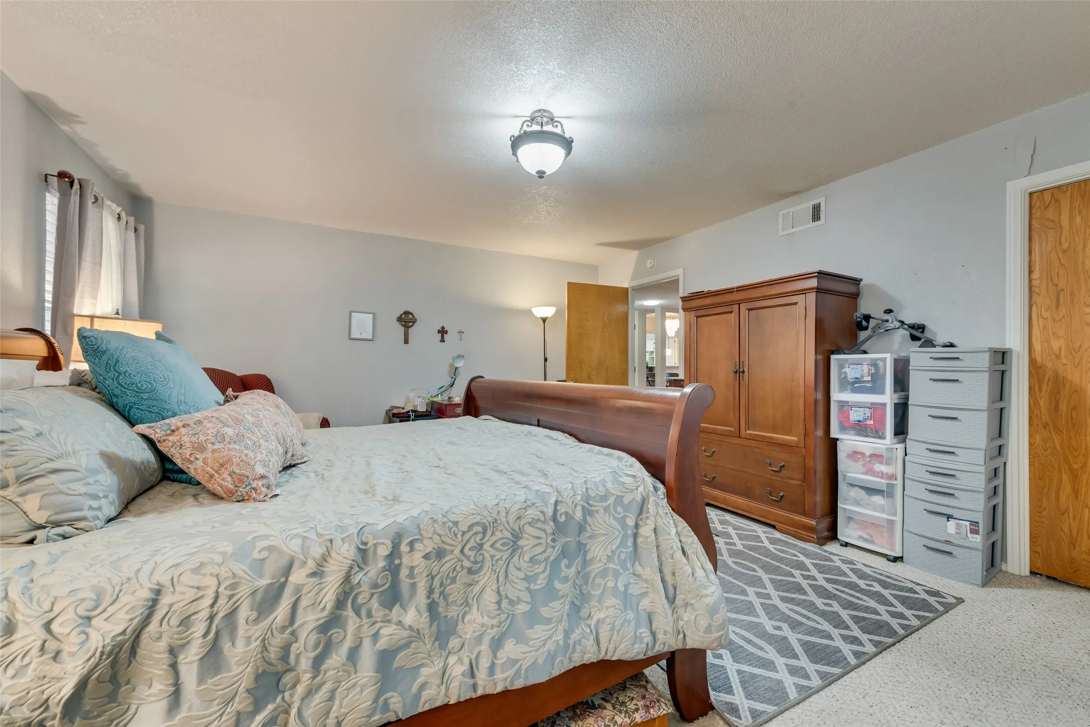 Single Family Residence For Sale in Ellis County , 2308 Louise Lane, Ennis, Texas 75119, 4 Bedroom, 3 Bathroom, Garage spaces, 2,666 Sqft, built in 1972, Preowned, mls#21089894, Real Estate Agent in Ennis, Homes For Sale in Ellis county, Homes For Sale in Ennis, Realtor in Ennis Texas, Real Estate Brokerage Independent Realty Texas, Luminita Cordes Realtor