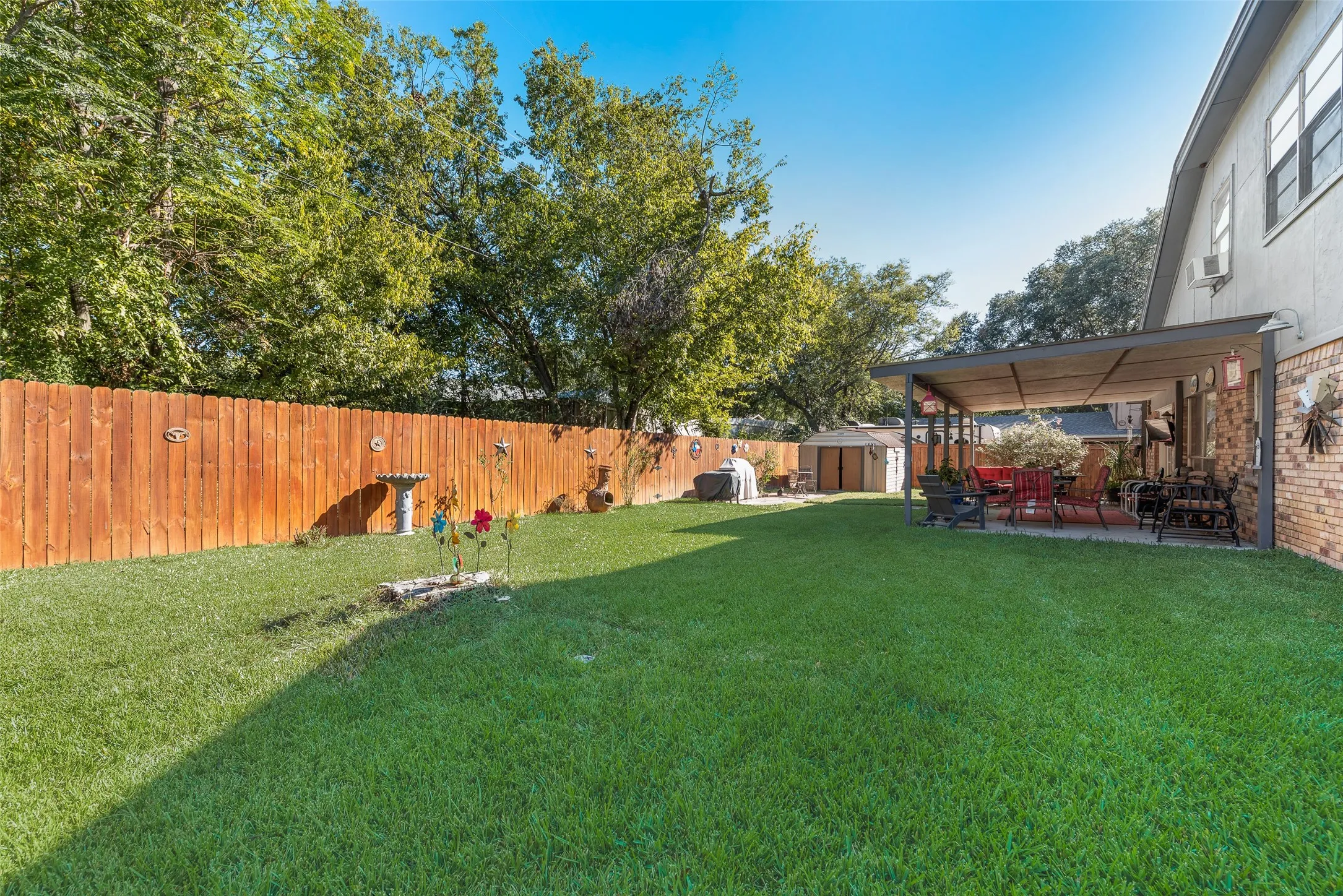 Single Family Residence For Sale in Ellis County , 2308 Louise Lane, Ennis, Texas 75119, 4 Bedroom, 3 Bathroom, Garage spaces, 2,666 Sqft, built in 1972, Preowned, mls#21089894, Real Estate Agent in Ennis, Homes For Sale in Ellis county, Homes For Sale in Ennis, Realtor in Ennis Texas, Real Estate Brokerage Independent Realty Texas, Luminita Cordes Realtor