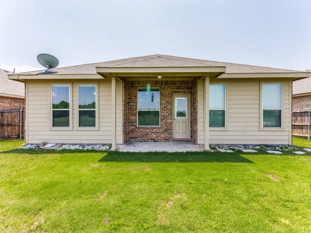Single Family Residence For Sale in Tarrant County , 461 Creek Terrace Drive, Saginaw, Texas 76131, 3 Bedroom, 2 Bathroom, 2 Garage spaces, 1,813 Sqft, built in 2017, Preowned, mls#21090610, Real Estate Agent in Saginaw, Homes For Sale in Tarrant county, Homes For Sale in Saginaw, Realtor in Saginaw Texas, Real Estate Brokerage Independent Realty Texas, Luminita Cordes Realtor