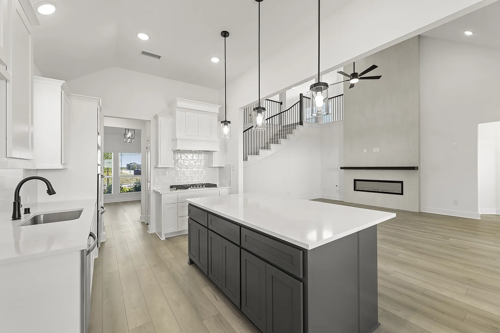 12. 1322 Comal - Kitchen (3)