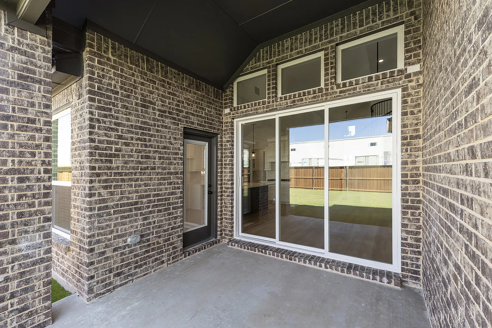 25. 1322 Comal - Patio