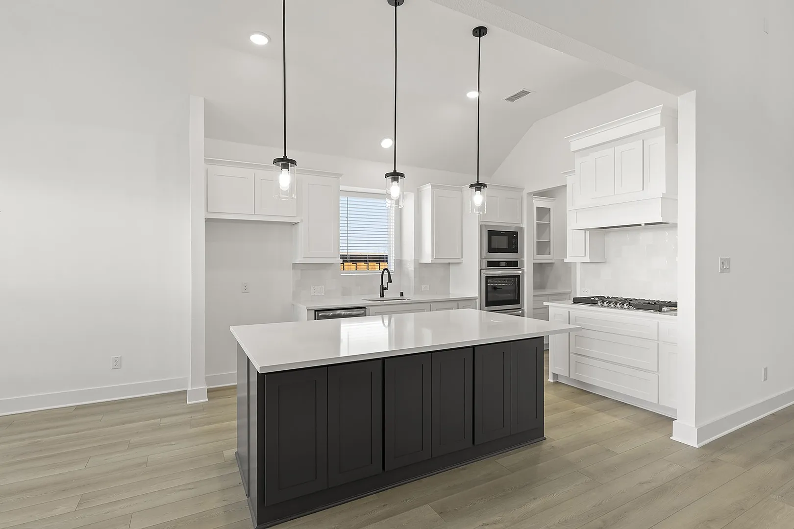 11. 1322 Comal - Kitchen (2)