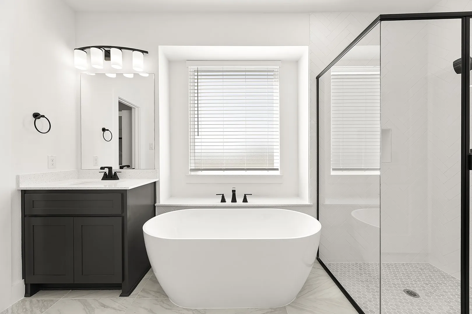 19. 1322 Comal - Bath (2)