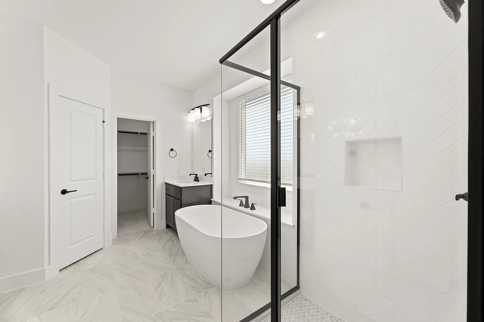 18. 1322 Comal - Bath
