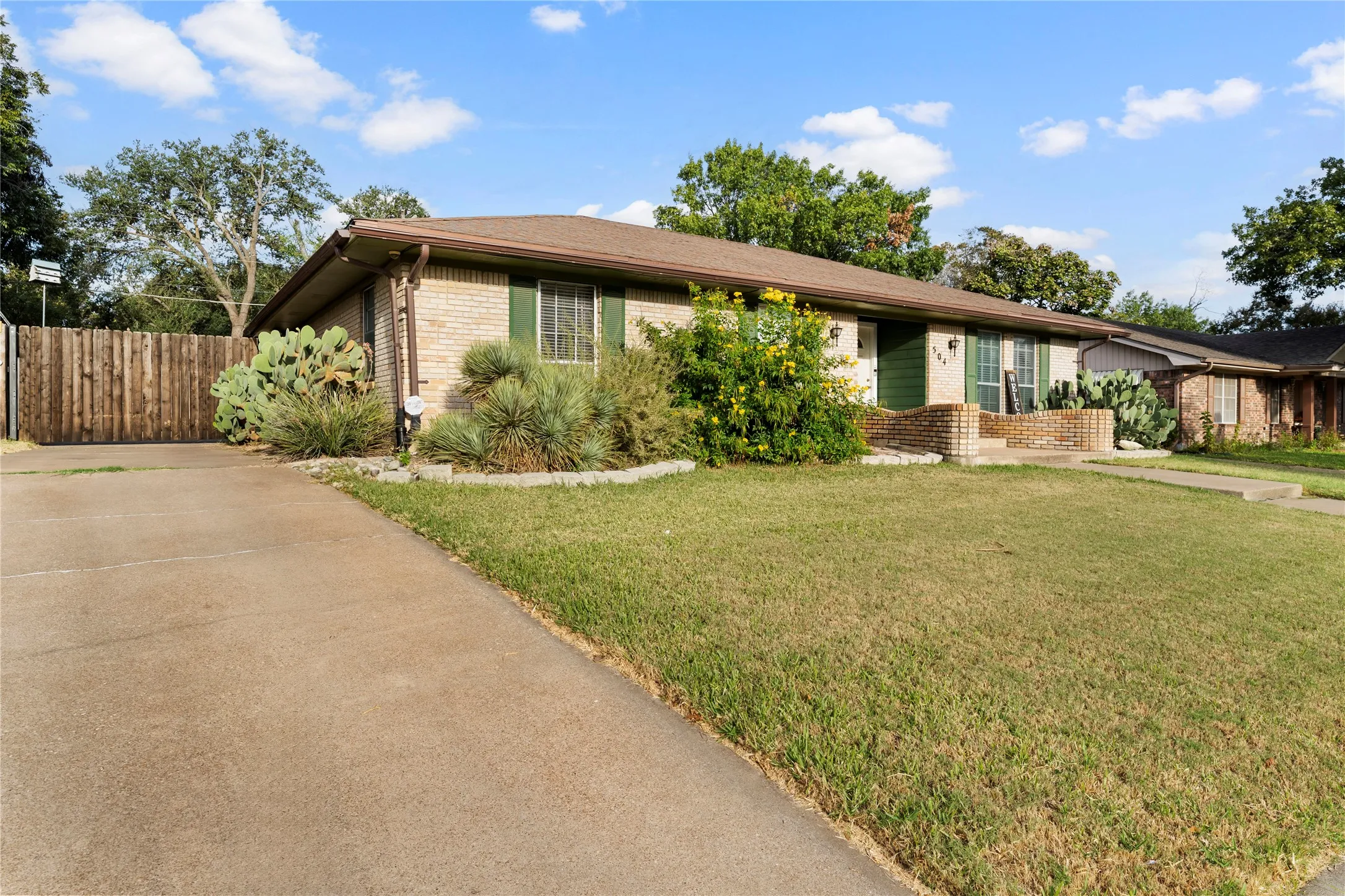 Single Family Residence For Sale in Mc Lennan County , 504 Richland Drive, Waco, Texas 76710, 4 Bedrooms, 2 Bathrooms, Garage spaces, 2,268 Sqft, built in 1967, Price $265,500, mls#21089494, Real Estate Agent in Waco, Homes For Sale in Mc Lennan county, Homes For Sale in Waco, Realtor in Waco Texas, Real Estate Brokerage Independent Realty Texas, Luminita Cordes Realtor