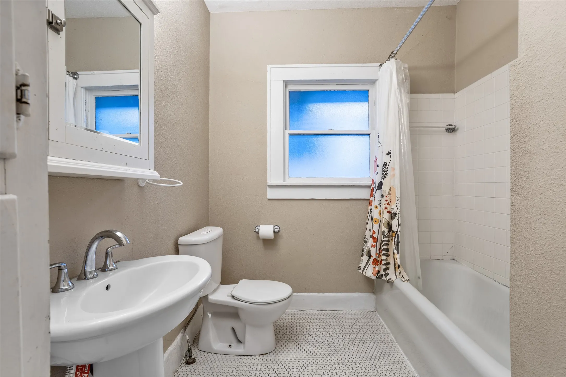 Single Family Residence For Sale in Tarrant County , 2303 Mistletoe Drive, Fort Worth, Texas 76110, 3 Bedroom, 2 Bathroom, Garage spaces, 1,817 Sqft, built in 1924, Preowned, mls#21091394, Real Estate Agent in Fort Worth, Homes For Sale in Tarrant county, Homes For Sale in Fort Worth, Realtor in Fort Worth Texas, Real Estate Brokerage Independent Realty Texas, Luminita Cordes Realtor
