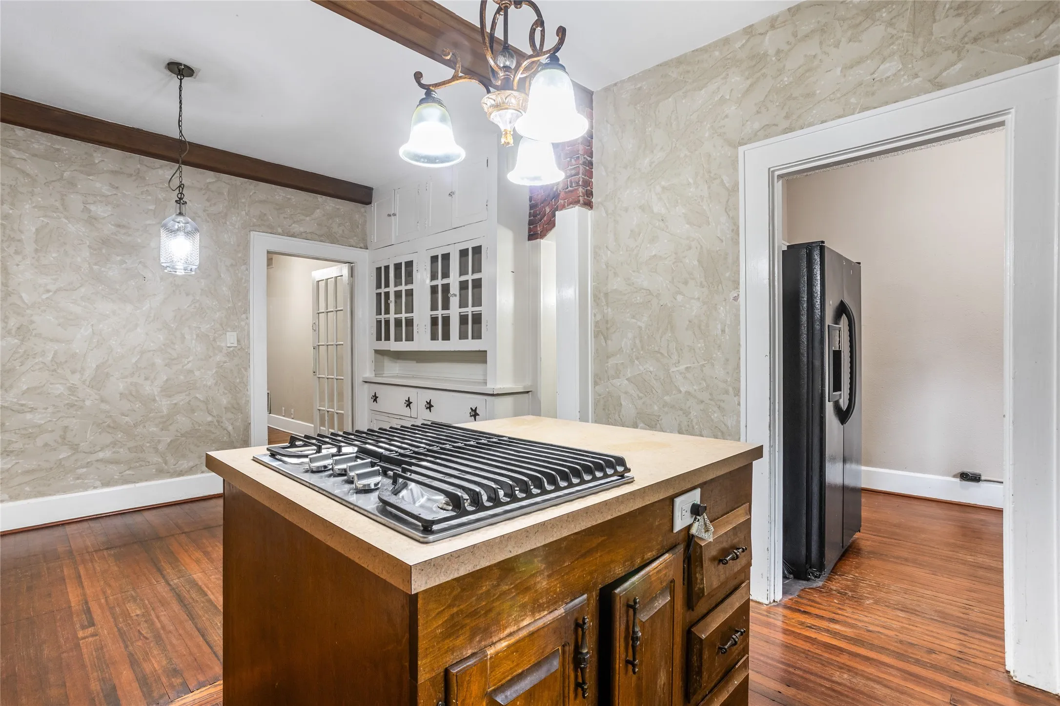 Single Family Residence For Sale in Tarrant County , 2303 Mistletoe Drive, Fort Worth, Texas 76110, 3 Bedroom, 2 Bathroom, Garage spaces, 1,817 Sqft, built in 1924, Preowned, mls#21091394, Real Estate Agent in Fort Worth, Homes For Sale in Tarrant county, Homes For Sale in Fort Worth, Realtor in Fort Worth Texas, Real Estate Brokerage Independent Realty Texas, Luminita Cordes Realtor