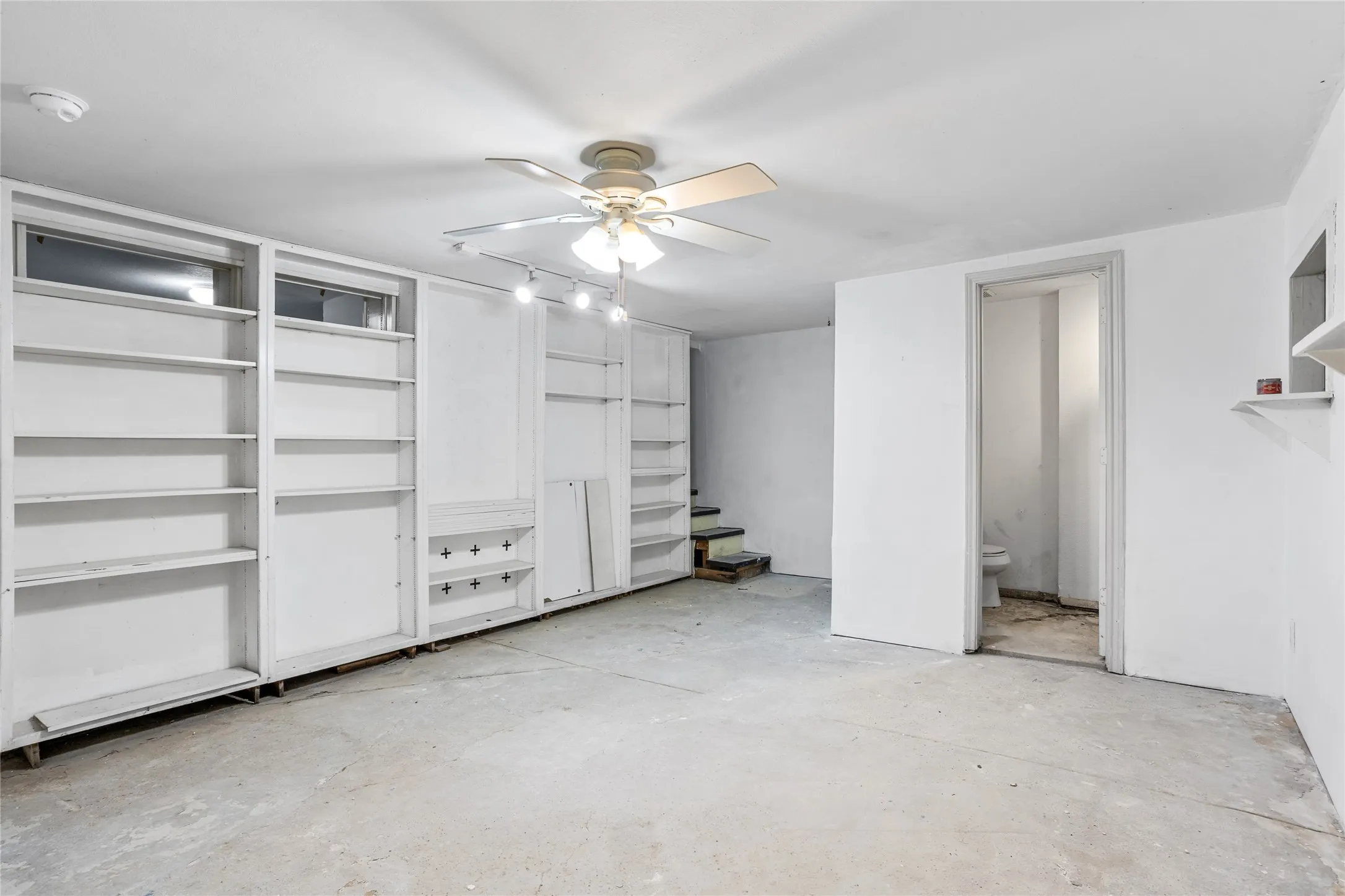 Single Family Residence For Sale in Tarrant County , 2303 Mistletoe Drive, Fort Worth, Texas 76110, 3 Bedroom, 2 Bathroom, Garage spaces, 1,817 Sqft, built in 1924, Preowned, mls#21091394, Real Estate Agent in Fort Worth, Homes For Sale in Tarrant county, Homes For Sale in Fort Worth, Realtor in Fort Worth Texas, Real Estate Brokerage Independent Realty Texas, Luminita Cordes Realtor