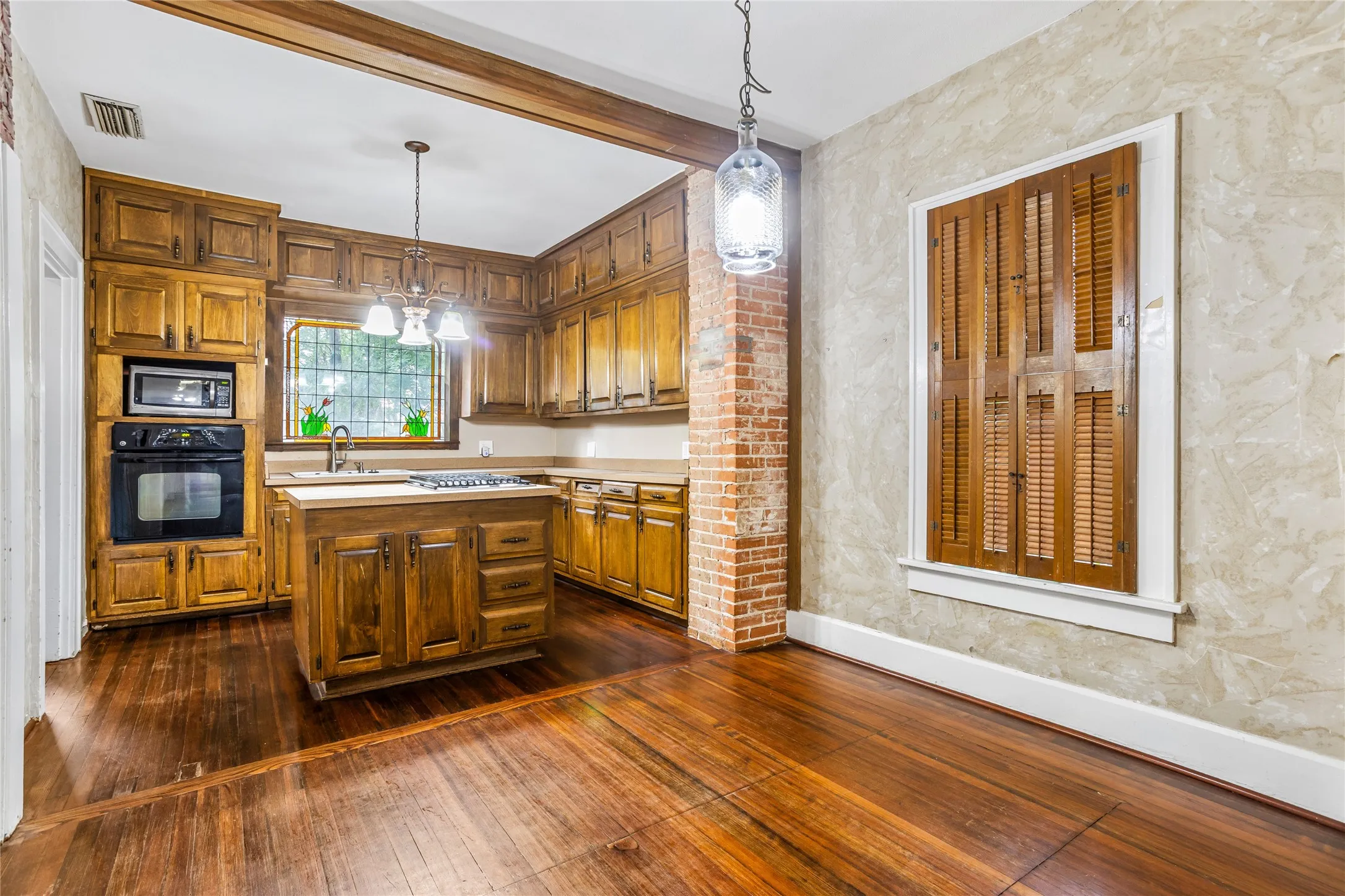 Single Family Residence For Sale in Tarrant County , 2303 Mistletoe Drive, Fort Worth, Texas 76110, 3 Bedroom, 2 Bathroom, Garage spaces, 1,817 Sqft, built in 1924, Preowned, mls#21091394, Real Estate Agent in Fort Worth, Homes For Sale in Tarrant county, Homes For Sale in Fort Worth, Realtor in Fort Worth Texas, Real Estate Brokerage Independent Realty Texas, Luminita Cordes Realtor