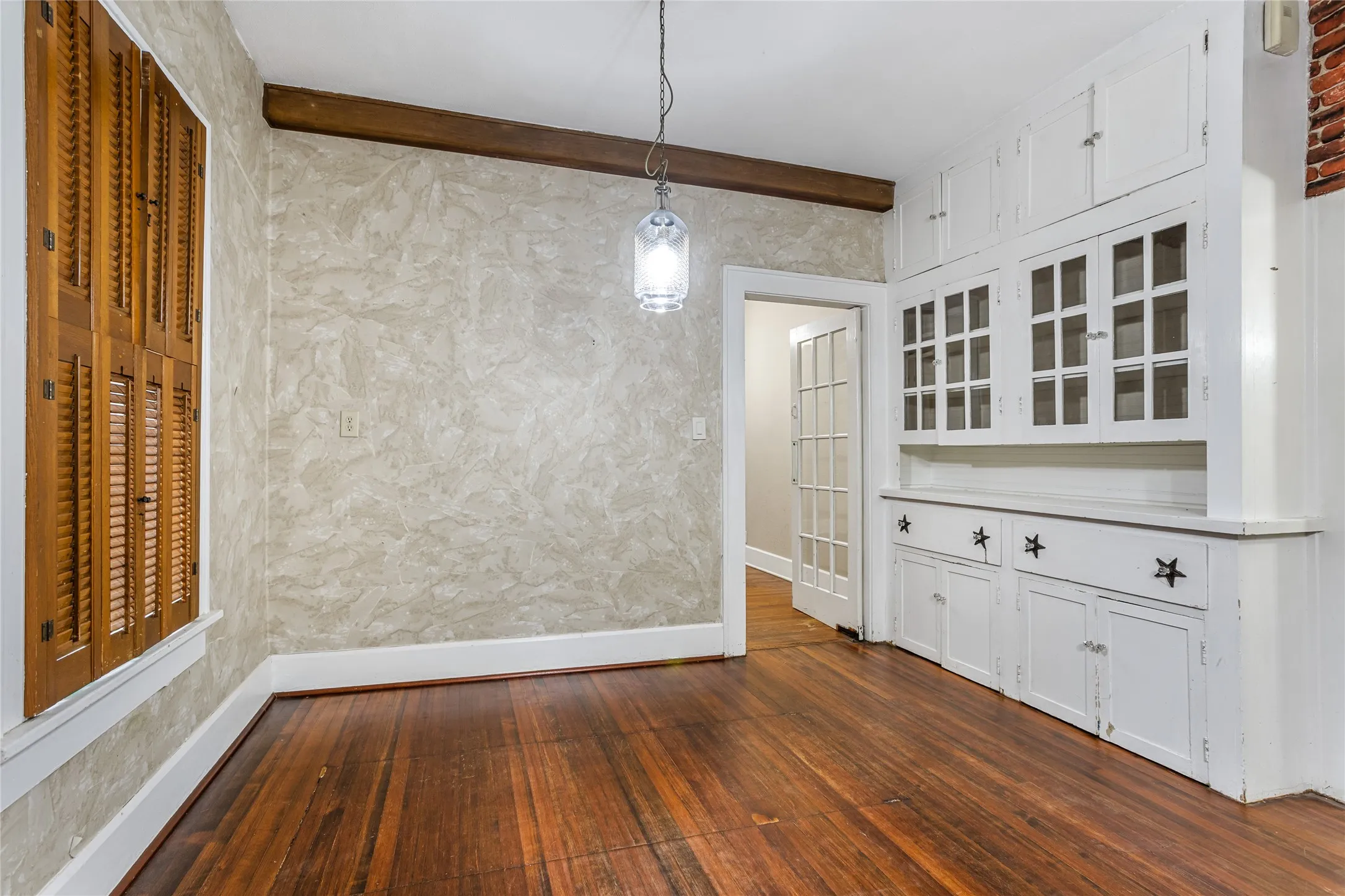 Single Family Residence For Sale in Tarrant County , 2303 Mistletoe Drive, Fort Worth, Texas 76110, 3 Bedroom, 2 Bathroom, Garage spaces, 1,817 Sqft, built in 1924, Preowned, mls#21091394, Real Estate Agent in Fort Worth, Homes For Sale in Tarrant county, Homes For Sale in Fort Worth, Realtor in Fort Worth Texas, Real Estate Brokerage Independent Realty Texas, Luminita Cordes Realtor