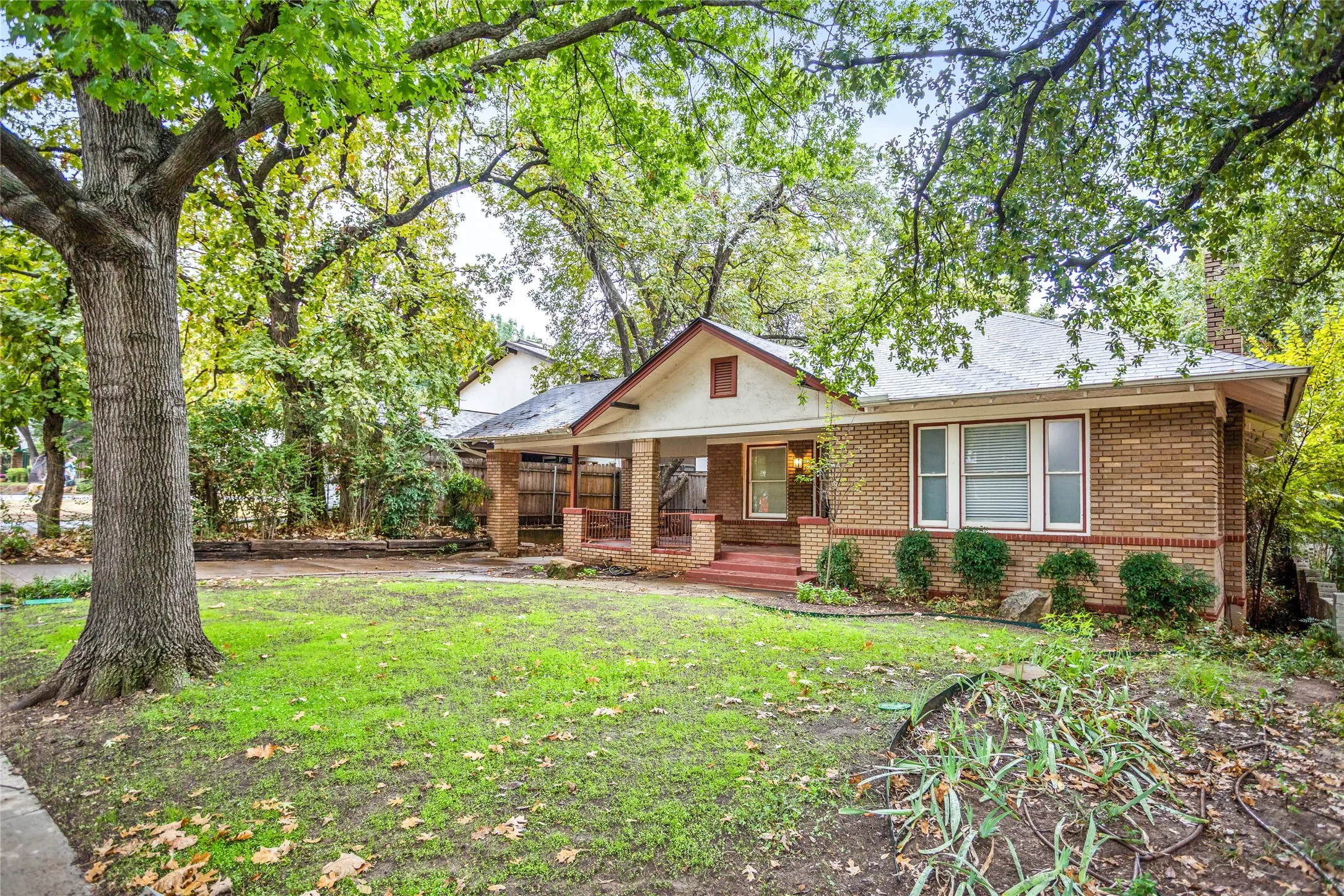 Single Family Residence For Sale in Tarrant County , 2303 Mistletoe Drive, Fort Worth, Texas 76110, 3 Bedroom, 2 Bathroom, Garage spaces, 1,817 Sqft, built in 1924, Preowned, mls#21091394, Real Estate Agent in Fort Worth, Homes For Sale in Tarrant county, Homes For Sale in Fort Worth, Realtor in Fort Worth Texas, Real Estate Brokerage Independent Realty Texas, Luminita Cordes Realtor