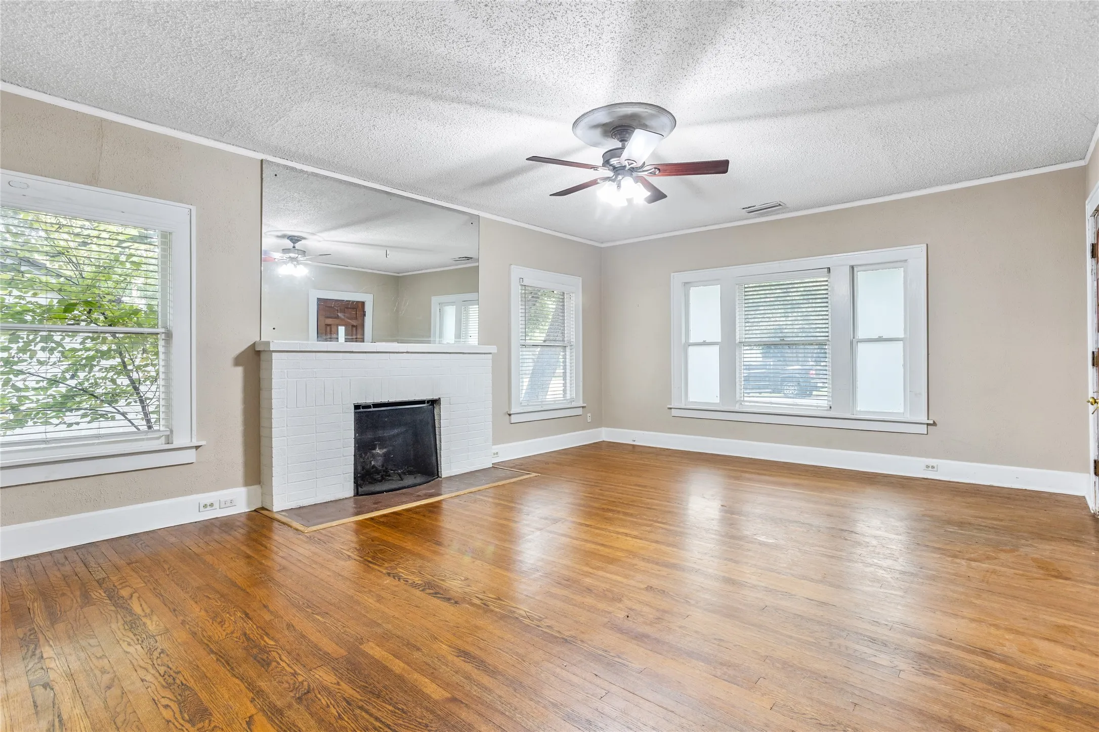 Single Family Residence For Sale in Tarrant County , 2303 Mistletoe Drive, Fort Worth, Texas 76110, 3 Bedroom, 2 Bathroom, Garage spaces, 1,817 Sqft, built in 1924, Preowned, mls#21091394, Real Estate Agent in Fort Worth, Homes For Sale in Tarrant county, Homes For Sale in Fort Worth, Realtor in Fort Worth Texas, Real Estate Brokerage Independent Realty Texas, Luminita Cordes Realtor