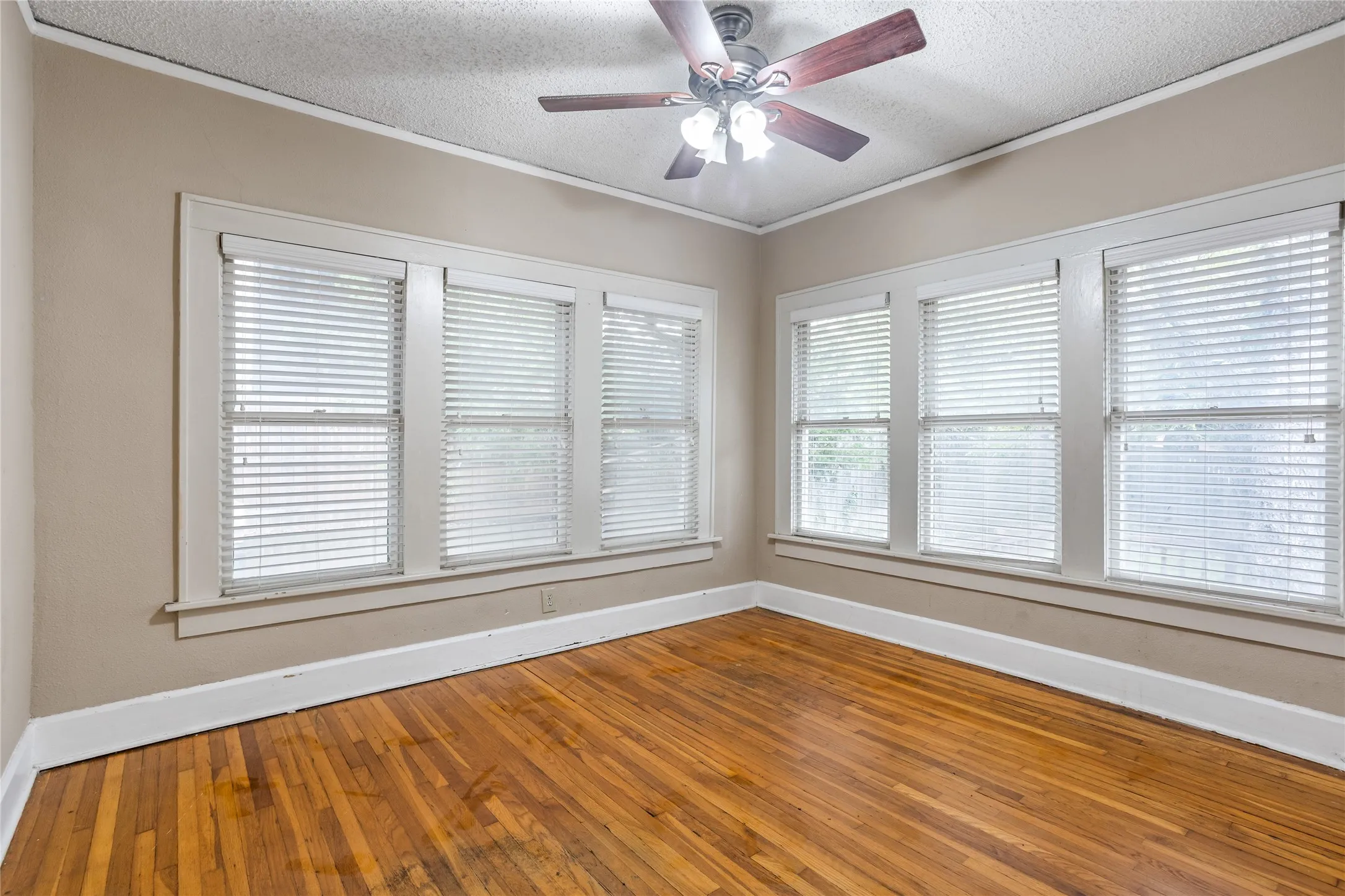 Single Family Residence For Sale in Tarrant County , 2303 Mistletoe Drive, Fort Worth, Texas 76110, 3 Bedroom, 2 Bathroom, Garage spaces, 1,817 Sqft, built in 1924, Preowned, mls#21091394, Real Estate Agent in Fort Worth, Homes For Sale in Tarrant county, Homes For Sale in Fort Worth, Realtor in Fort Worth Texas, Real Estate Brokerage Independent Realty Texas, Luminita Cordes Realtor