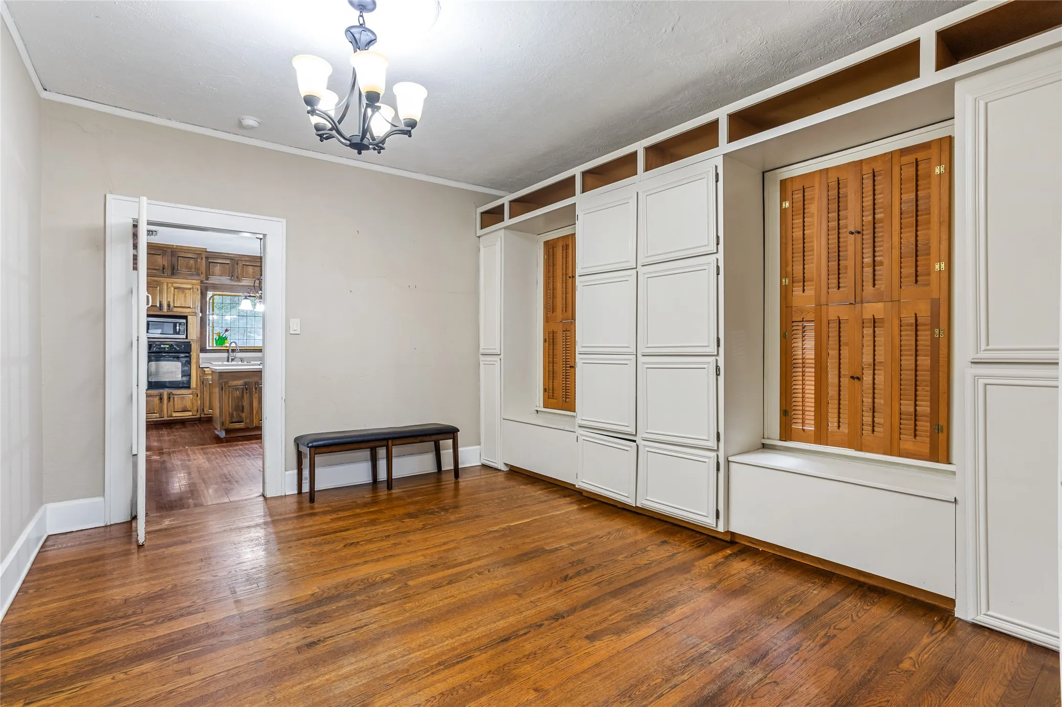 Single Family Residence For Sale in Tarrant County , 2303 Mistletoe Drive, Fort Worth, Texas 76110, 3 Bedroom, 2 Bathroom, Garage spaces, 1,817 Sqft, built in 1924, Preowned, mls#21091394, Real Estate Agent in Fort Worth, Homes For Sale in Tarrant county, Homes For Sale in Fort Worth, Realtor in Fort Worth Texas, Real Estate Brokerage Independent Realty Texas, Luminita Cordes Realtor