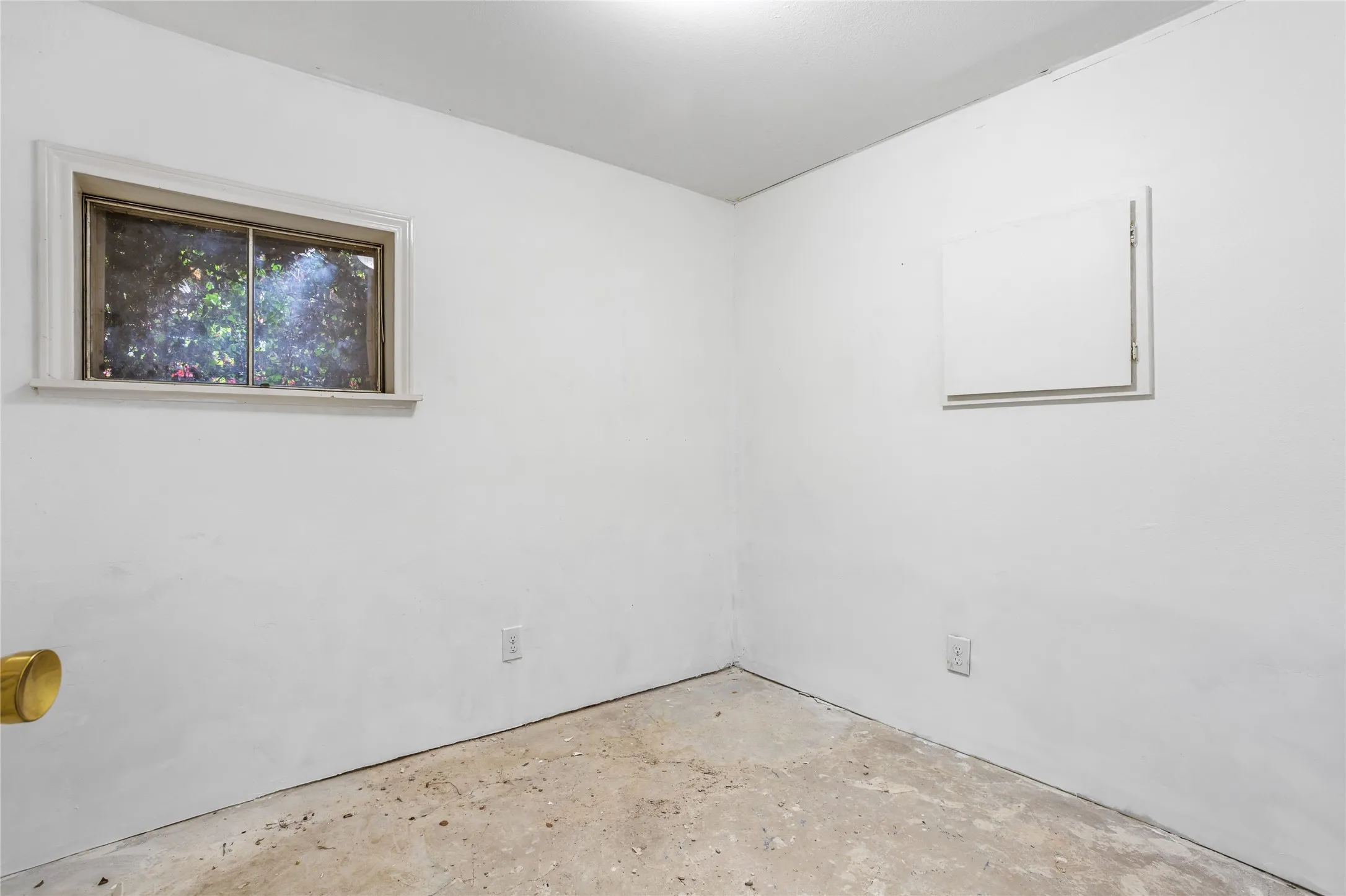 Single Family Residence For Sale in Tarrant County , 2303 Mistletoe Drive, Fort Worth, Texas 76110, 3 Bedroom, 2 Bathroom, Garage spaces, 1,817 Sqft, built in 1924, Preowned, mls#21091394, Real Estate Agent in Fort Worth, Homes For Sale in Tarrant county, Homes For Sale in Fort Worth, Realtor in Fort Worth Texas, Real Estate Brokerage Independent Realty Texas, Luminita Cordes Realtor