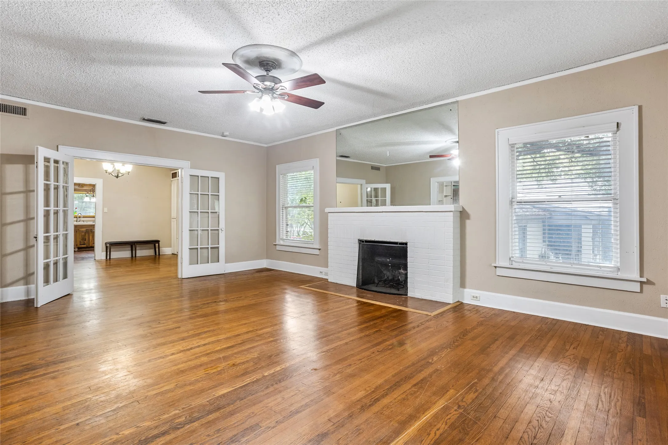 Single Family Residence For Sale in Tarrant County , 2303 Mistletoe Drive, Fort Worth, Texas 76110, 3 Bedroom, 2 Bathroom, Garage spaces, 1,817 Sqft, built in 1924, Preowned, mls#21091394, Real Estate Agent in Fort Worth, Homes For Sale in Tarrant county, Homes For Sale in Fort Worth, Realtor in Fort Worth Texas, Real Estate Brokerage Independent Realty Texas, Luminita Cordes Realtor