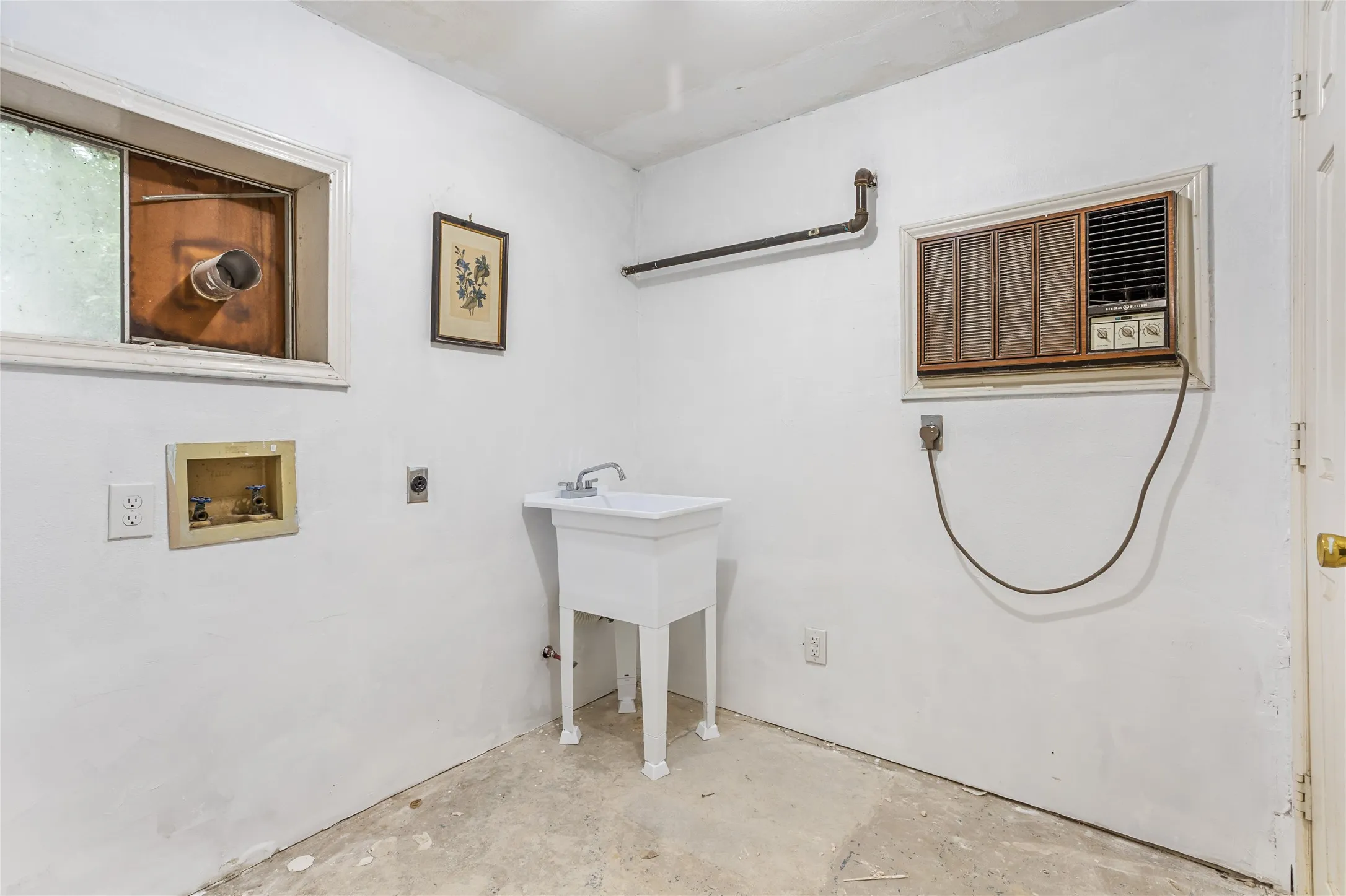 Single Family Residence For Sale in Tarrant County , 2303 Mistletoe Drive, Fort Worth, Texas 76110, 3 Bedroom, 2 Bathroom, Garage spaces, 1,817 Sqft, built in 1924, Preowned, mls#21091394, Real Estate Agent in Fort Worth, Homes For Sale in Tarrant county, Homes For Sale in Fort Worth, Realtor in Fort Worth Texas, Real Estate Brokerage Independent Realty Texas, Luminita Cordes Realtor