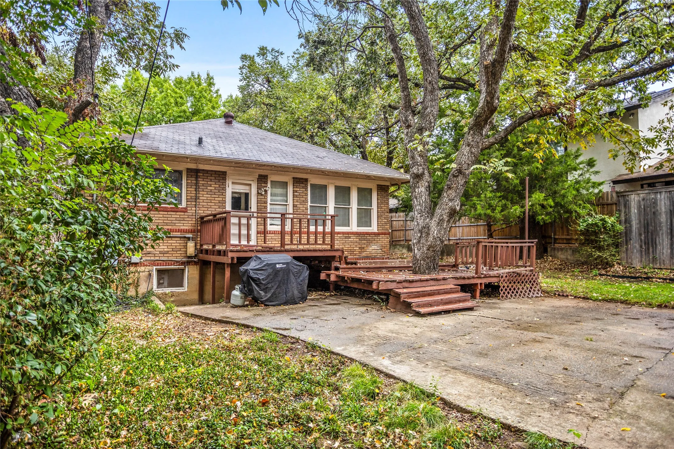 Single Family Residence For Sale in Tarrant County , 2303 Mistletoe Drive, Fort Worth, Texas 76110, 3 Bedroom, 2 Bathroom, Garage spaces, 1,817 Sqft, built in 1924, Preowned, mls#21091394, Real Estate Agent in Fort Worth, Homes For Sale in Tarrant county, Homes For Sale in Fort Worth, Realtor in Fort Worth Texas, Real Estate Brokerage Independent Realty Texas, Luminita Cordes Realtor