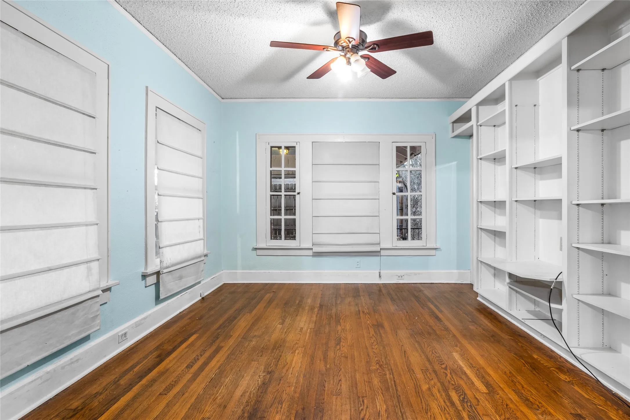 Single Family Residence For Sale in Tarrant County , 2303 Mistletoe Drive, Fort Worth, Texas 76110, 3 Bedroom, 2 Bathroom, Garage spaces, 1,817 Sqft, built in 1924, Preowned, mls#21091394, Real Estate Agent in Fort Worth, Homes For Sale in Tarrant county, Homes For Sale in Fort Worth, Realtor in Fort Worth Texas, Real Estate Brokerage Independent Realty Texas, Luminita Cordes Realtor