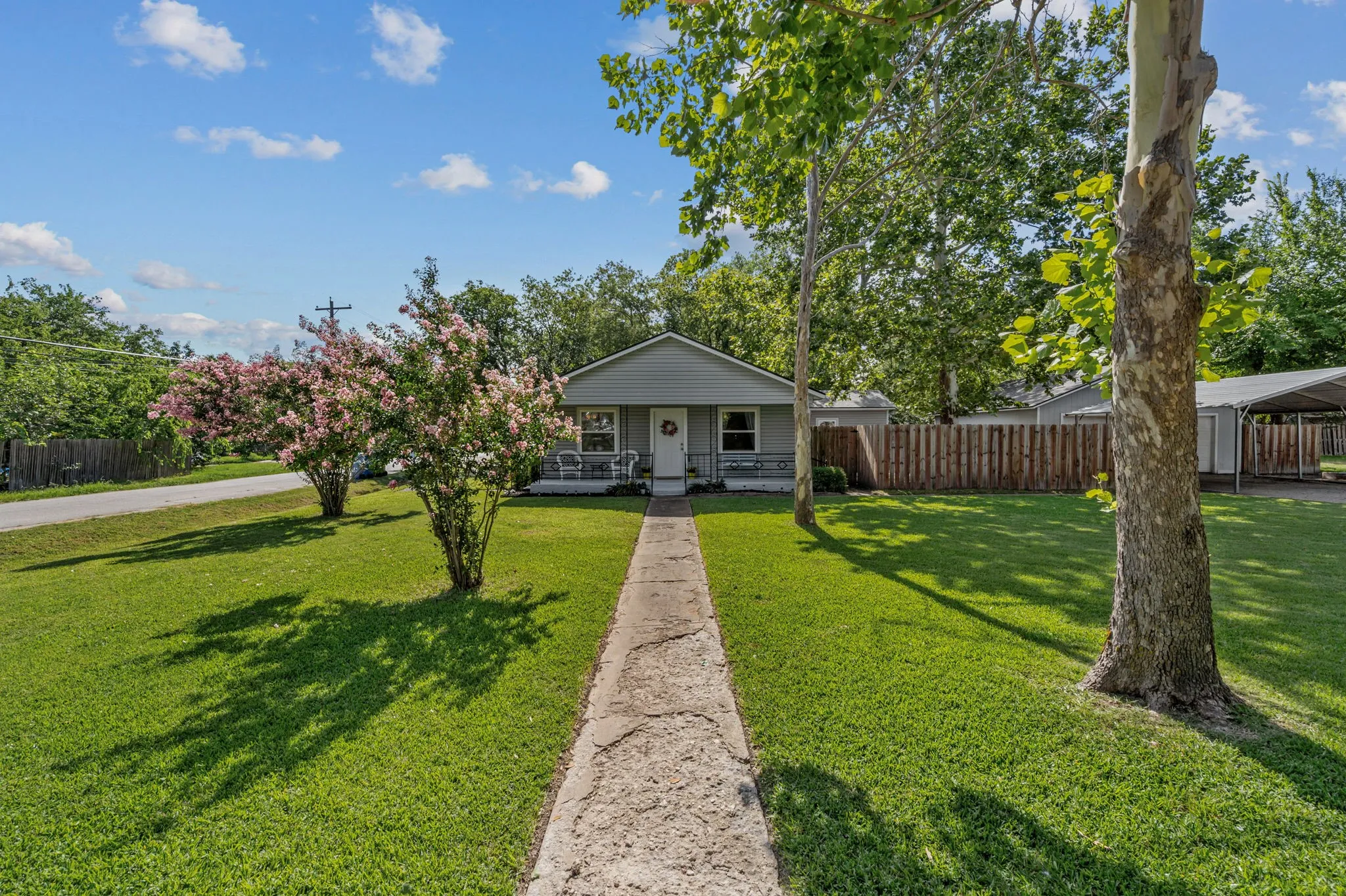 Single Family Residence For Sale in Denton County , 710 W Willow Street, Sanger, Texas 76266, 3 Bedrooms, 2 Bathrooms, 2 Garage spaces, 1,458 Sqft, built in 1980, Preowned, Price $285,000, mls#21092225, Real Estate Agent in Sanger, Homes For Sale in Denton county, Homes For Sale in Sanger, Realtor in Sanger Texas, Real Estate Brokerage Independent Realty Texas, Luminita Cordes Realtor