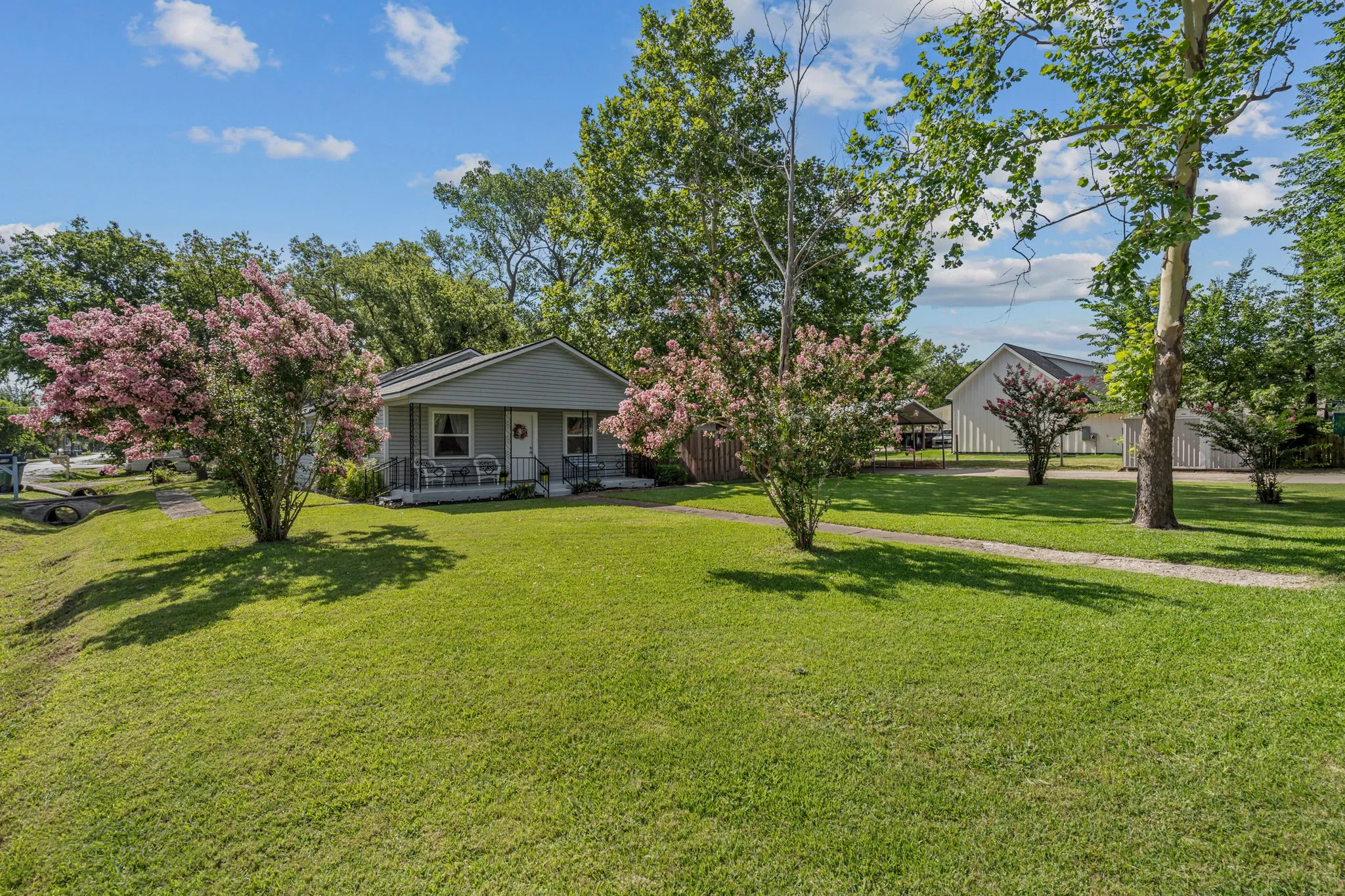 Single Family Residence For Sale in Denton County , 710 W Willow Street, Sanger, Texas 76266, 3 Bedrooms, 2 Bathrooms, 2 Garage spaces, 1,458 Sqft, built in 1980, Preowned, Price $285,000, mls#21092225, Real Estate Agent in Sanger, Homes For Sale in Denton county, Homes For Sale in Sanger, Realtor in Sanger Texas, Real Estate Brokerage Independent Realty Texas, Luminita Cordes Realtor