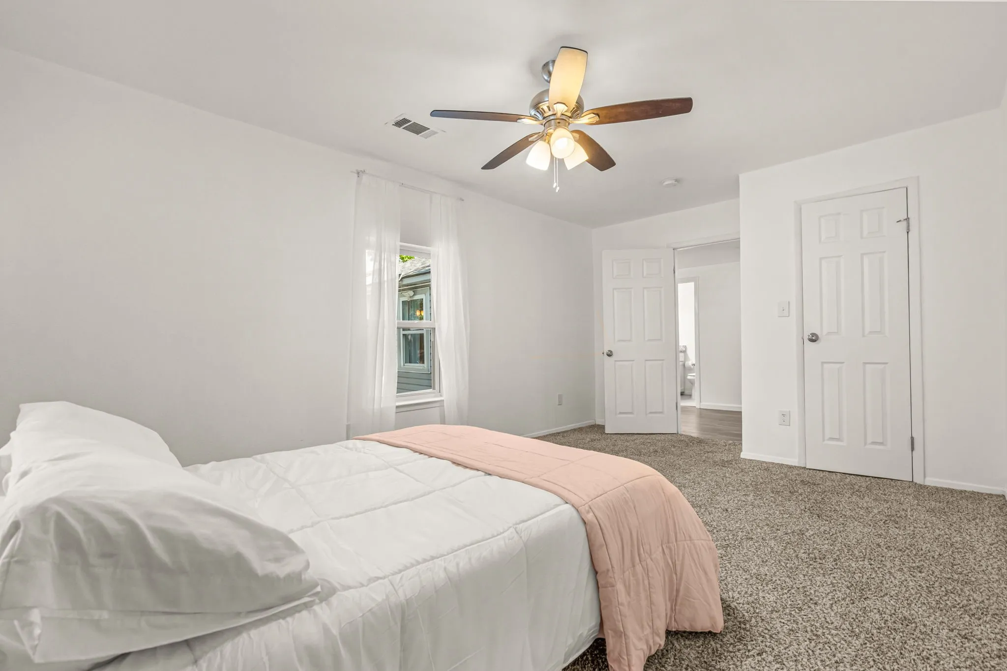 Single Family Residence For Sale in Denton County , 710 W Willow Street, Sanger, Texas 76266, 3 Bedrooms, 2 Bathrooms, 2 Garage spaces, 1,458 Sqft, built in 1980, Preowned, Price $285,000, mls#21092225, Real Estate Agent in Sanger, Homes For Sale in Denton county, Homes For Sale in Sanger, Realtor in Sanger Texas, Real Estate Brokerage Independent Realty Texas, Luminita Cordes Realtor