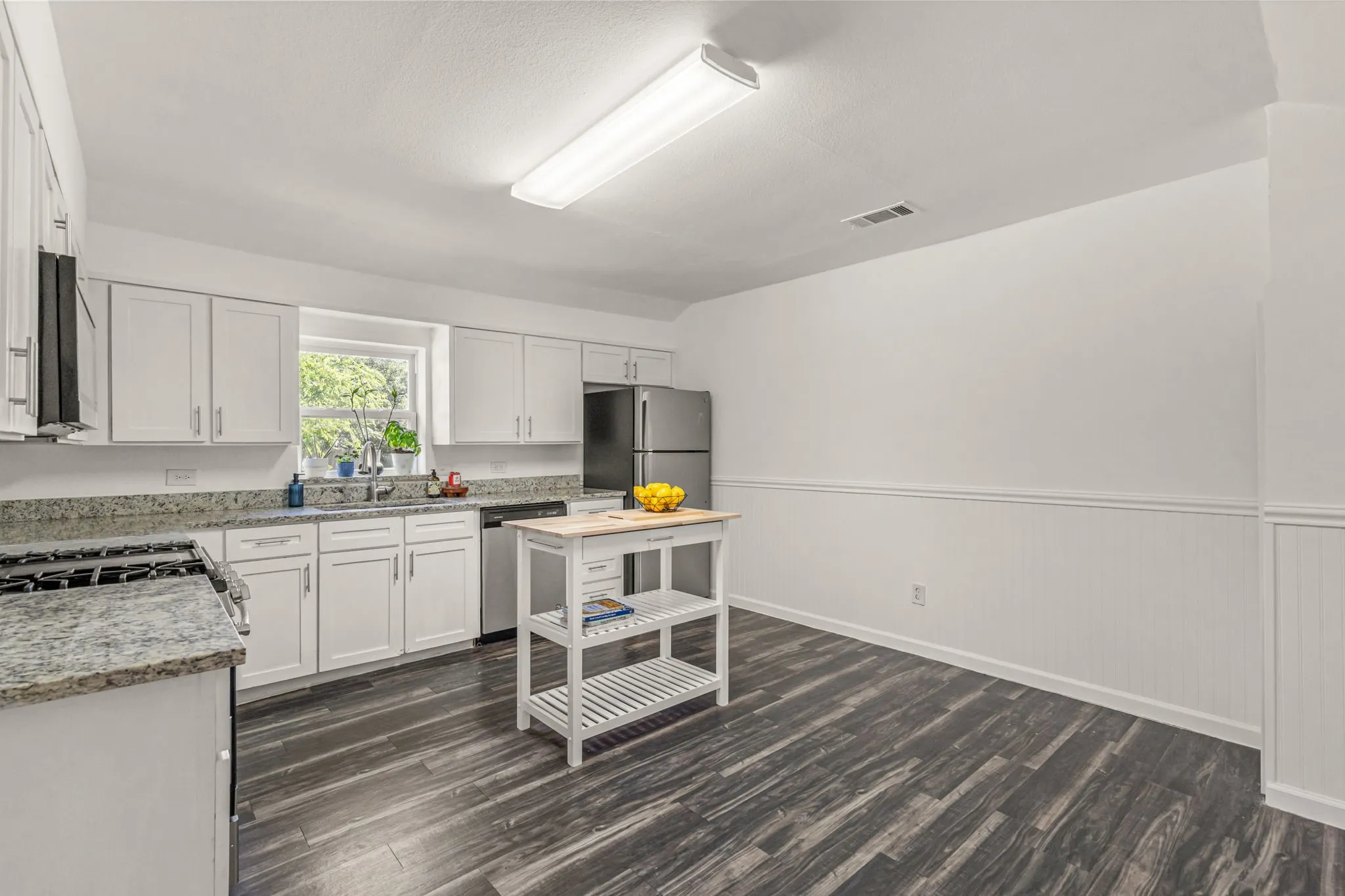 Single Family Residence For Sale in Denton County , 710 W Willow Street, Sanger, Texas 76266, 3 Bedrooms, 2 Bathrooms, 2 Garage spaces, 1,458 Sqft, built in 1980, Preowned, Price $285,000, mls#21092225, Real Estate Agent in Sanger, Homes For Sale in Denton county, Homes For Sale in Sanger, Realtor in Sanger Texas, Real Estate Brokerage Independent Realty Texas, Luminita Cordes Realtor