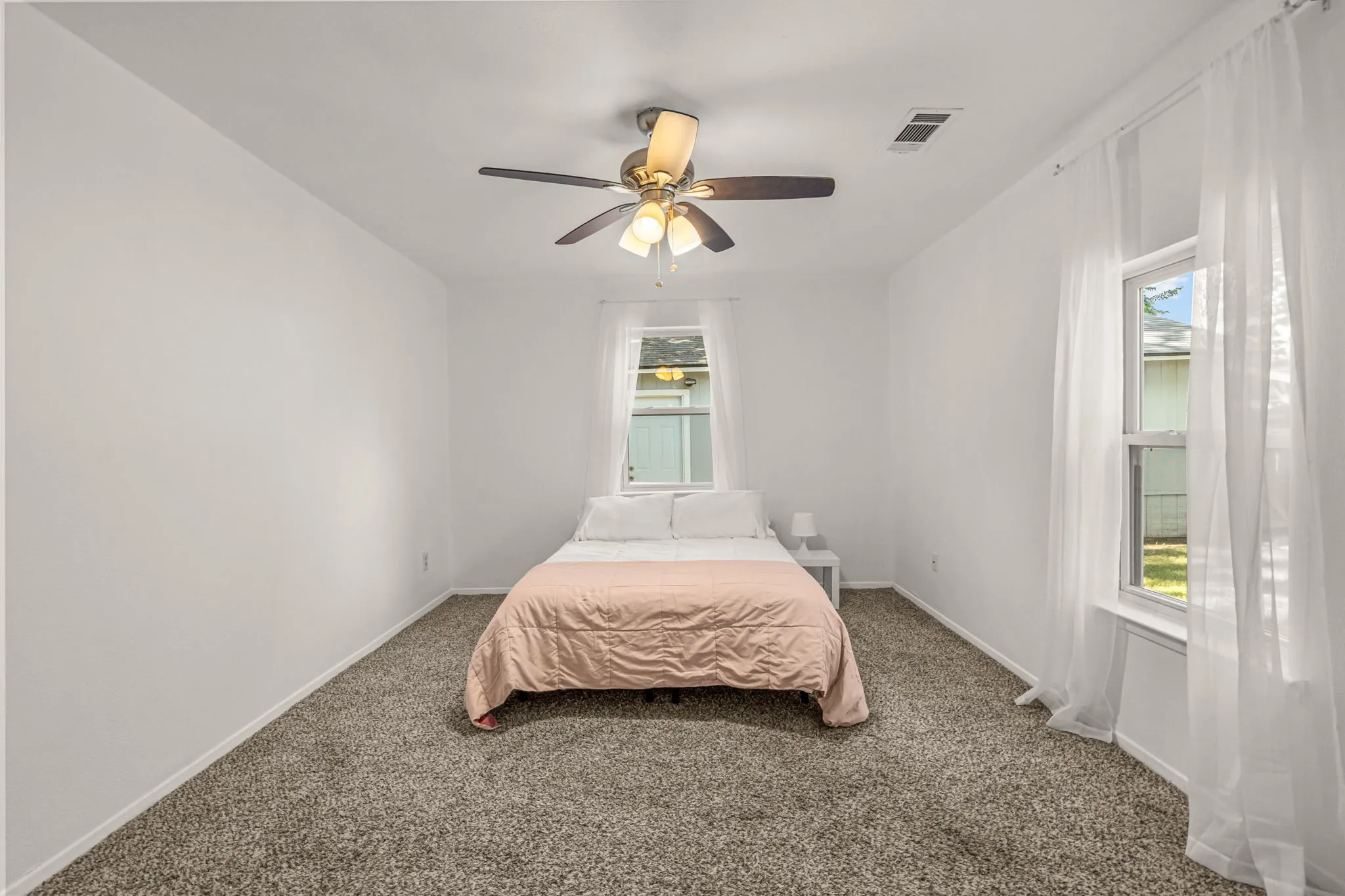 Single Family Residence For Sale in Denton County , 710 W Willow Street, Sanger, Texas 76266, 3 Bedrooms, 2 Bathrooms, 2 Garage spaces, 1,458 Sqft, built in 1980, Preowned, Price $285,000, mls#21092225, Real Estate Agent in Sanger, Homes For Sale in Denton county, Homes For Sale in Sanger, Realtor in Sanger Texas, Real Estate Brokerage Independent Realty Texas, Luminita Cordes Realtor