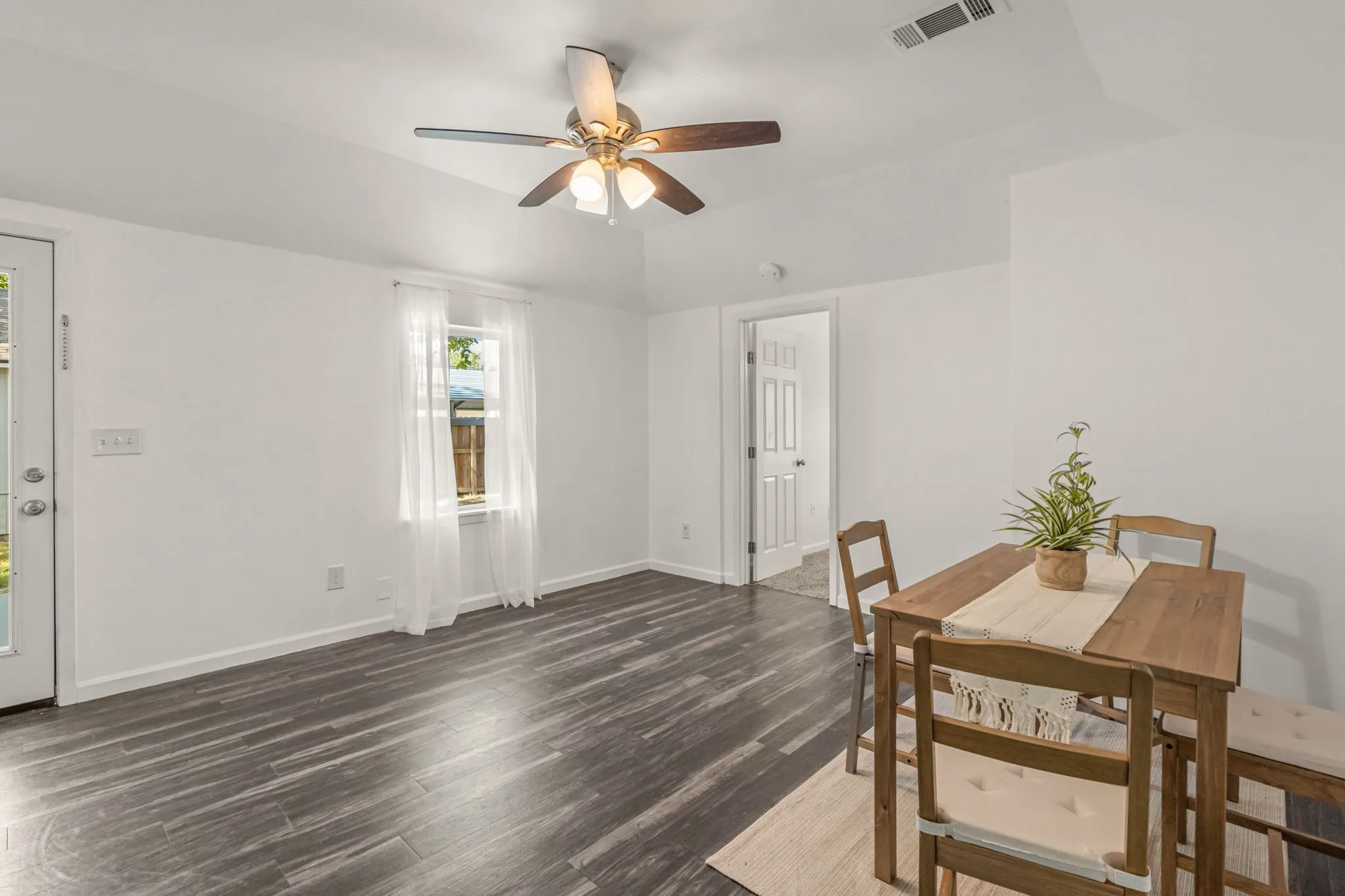 Single Family Residence For Sale in Denton County , 710 W Willow Street, Sanger, Texas 76266, 3 Bedrooms, 2 Bathrooms, 2 Garage spaces, 1,458 Sqft, built in 1980, Preowned, Price $285,000, mls#21092225, Real Estate Agent in Sanger, Homes For Sale in Denton county, Homes For Sale in Sanger, Realtor in Sanger Texas, Real Estate Brokerage Independent Realty Texas, Luminita Cordes Realtor