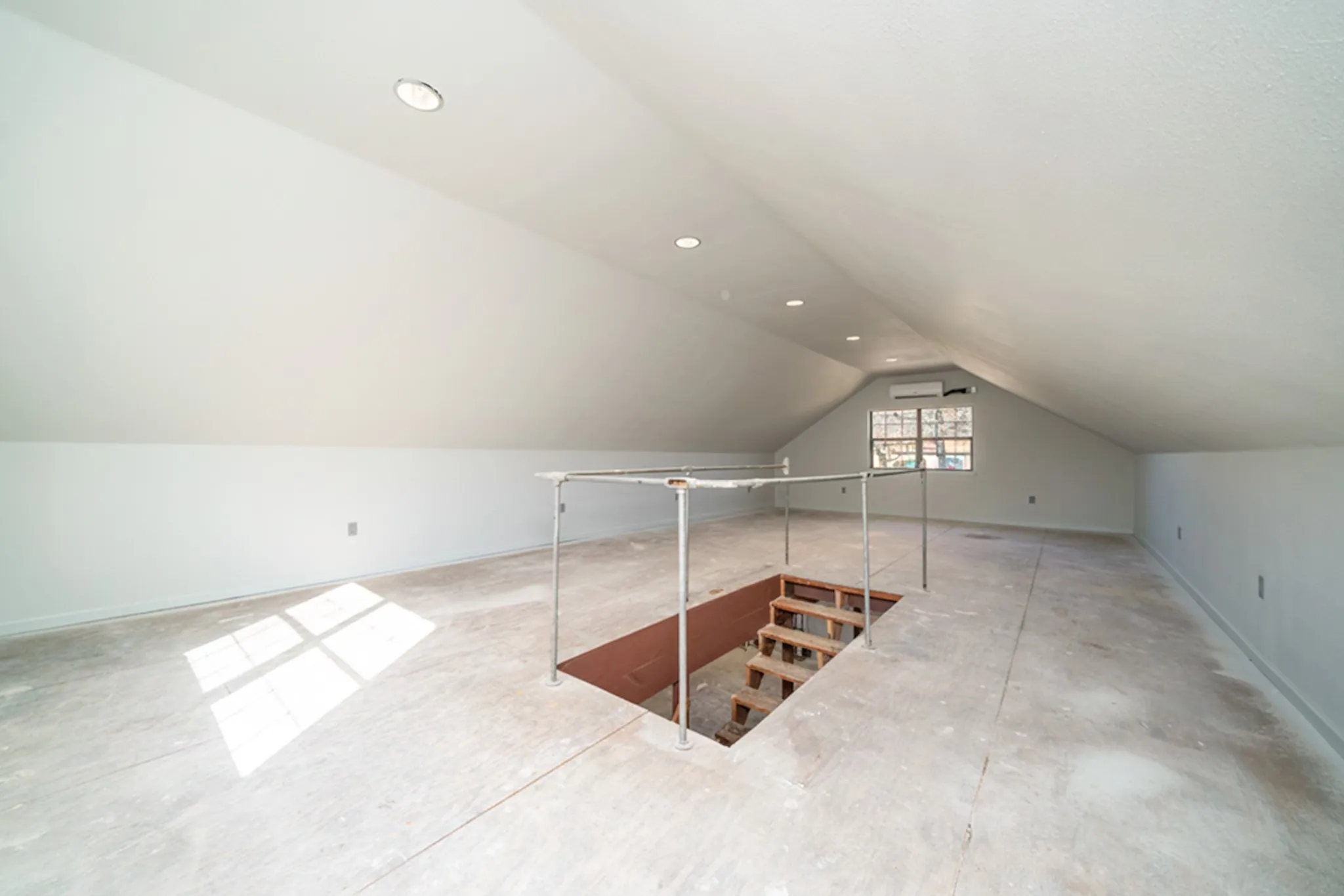 Single Family Residence For Sale in Gregg County , 2801 Northridge Drive, Longview, Texas 75605, 5 Bedroom, 3 Bathroom, 1 Garage spaces, 3,140 Sqft, built in 1983, Preowned, mls#21089664, Real Estate Agent in Longview, Homes For Sale in Gregg county, Homes For Sale in Longview, Realtor in Longview Texas, Real Estate Brokerage Independent Realty Texas, Luminita Cordes Realtor