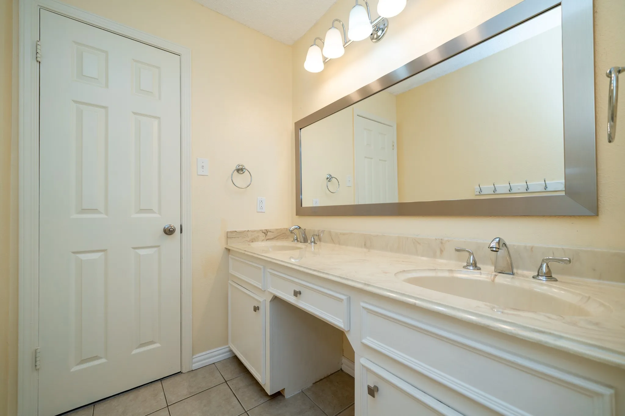 Single Family Residence For Sale in Gregg County , 2801 Northridge Drive, Longview, Texas 75605, 5 Bedroom, 3 Bathroom, 1 Garage spaces, 3,140 Sqft, built in 1983, Preowned, mls#21089664, Real Estate Agent in Longview, Homes For Sale in Gregg county, Homes For Sale in Longview, Realtor in Longview Texas, Real Estate Brokerage Independent Realty Texas, Luminita Cordes Realtor