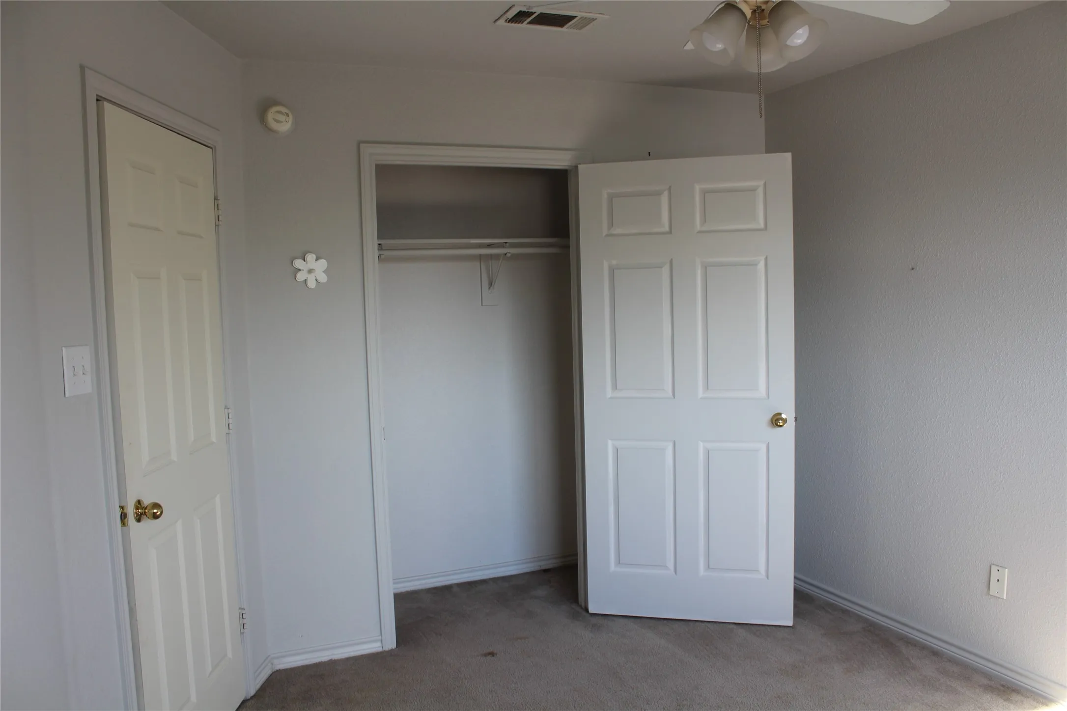 Unfurnished bedroom with carpet floors, a closet, and a ceiling​​‌​​​​‌​​‌‌​‌‌​​​‌‌​‌​‌​‌​​​‌​​ fan