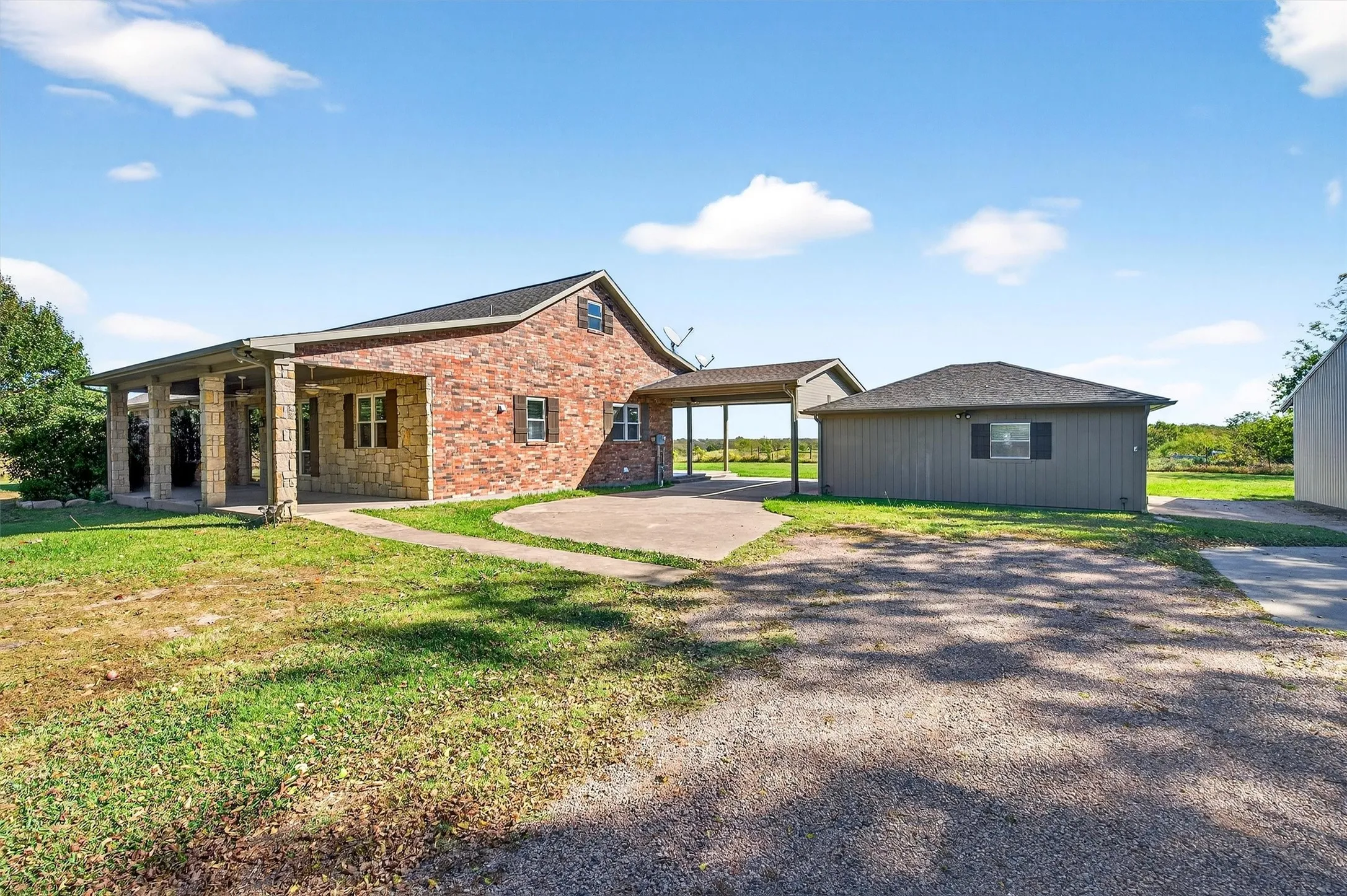 Single Family Residence For Sale in Grayson County , 2166 Old Southmayd Road, Sherman, Texas 75092, 3 Bedroom, 3 Bathroom, 2 Garage spaces, 2,542 Sqft, built in 2007, mls#21092720, Real Estate Agent in Sherman, Homes For Sale in Grayson county, Homes For Sale in Sherman, Realtor in Sherman Texas, Real Estate Brokerage Independent Realty Texas, Luminita Cordes Realtor