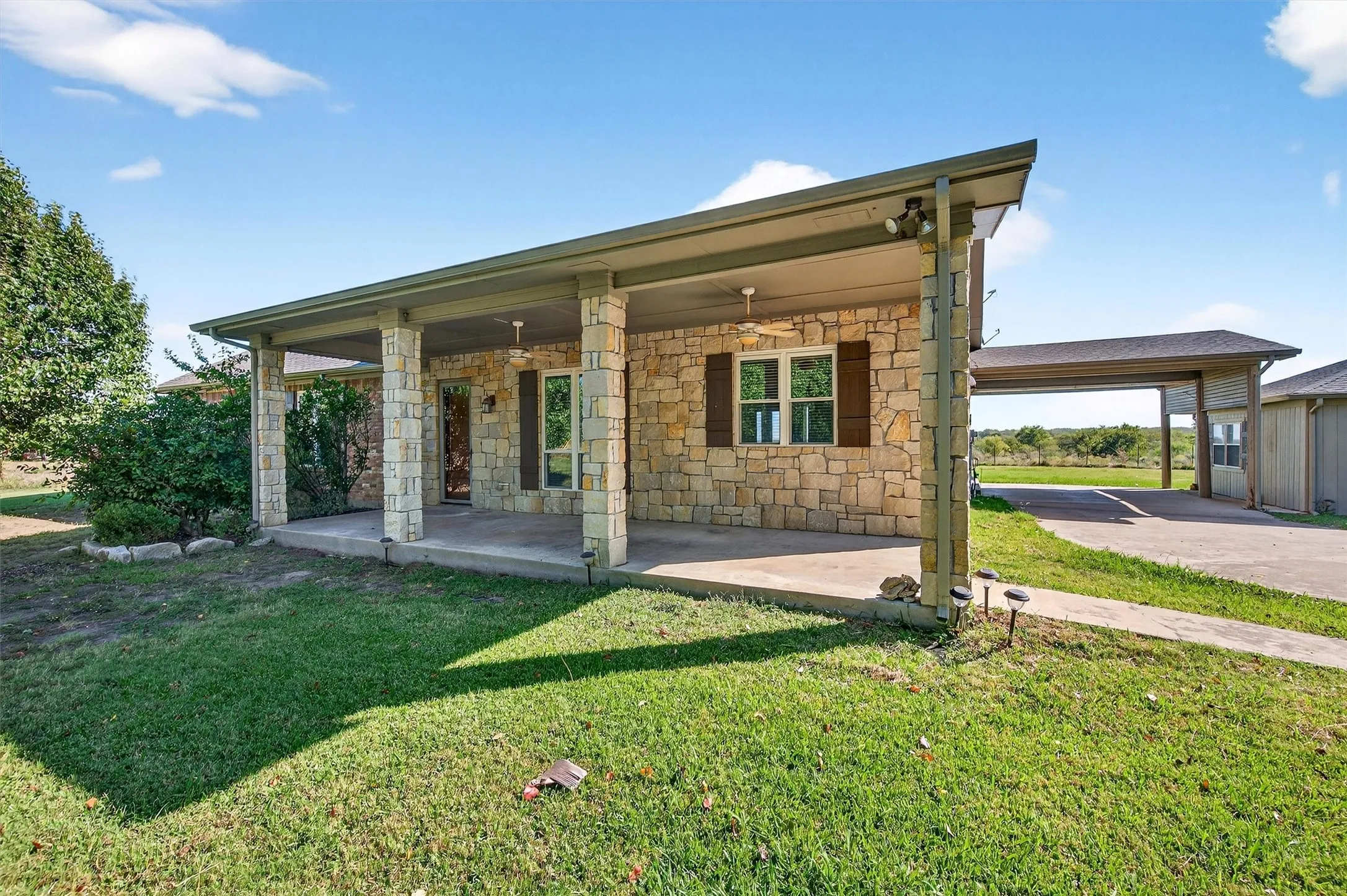 Single Family Residence For Sale in Grayson County , 2166 Old Southmayd Road, Sherman, Texas 75092, 3 Bedroom, 3 Bathroom, 2 Garage spaces, 2,542 Sqft, built in 2007, mls#21092720, Real Estate Agent in Sherman, Homes For Sale in Grayson county, Homes For Sale in Sherman, Realtor in Sherman Texas, Real Estate Brokerage Independent Realty Texas, Luminita Cordes Realtor