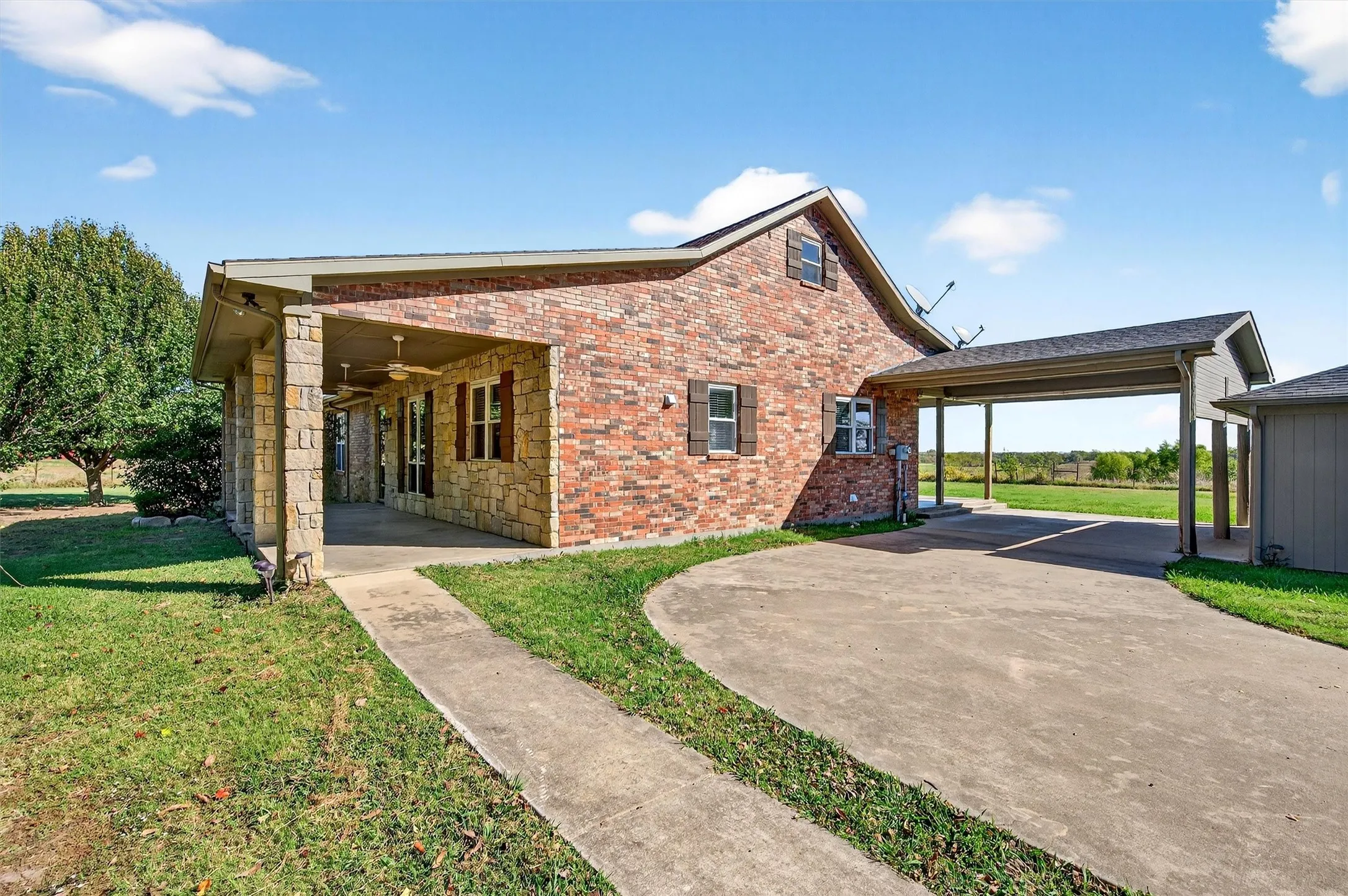 Single Family Residence For Sale in Grayson County , 2166 Old Southmayd Road, Sherman, Texas 75092, 3 Bedroom, 3 Bathroom, 2 Garage spaces, 2,542 Sqft, built in 2007, mls#21092720, Real Estate Agent in Sherman, Homes For Sale in Grayson county, Homes For Sale in Sherman, Realtor in Sherman Texas, Real Estate Brokerage Independent Realty Texas, Luminita Cordes Realtor
