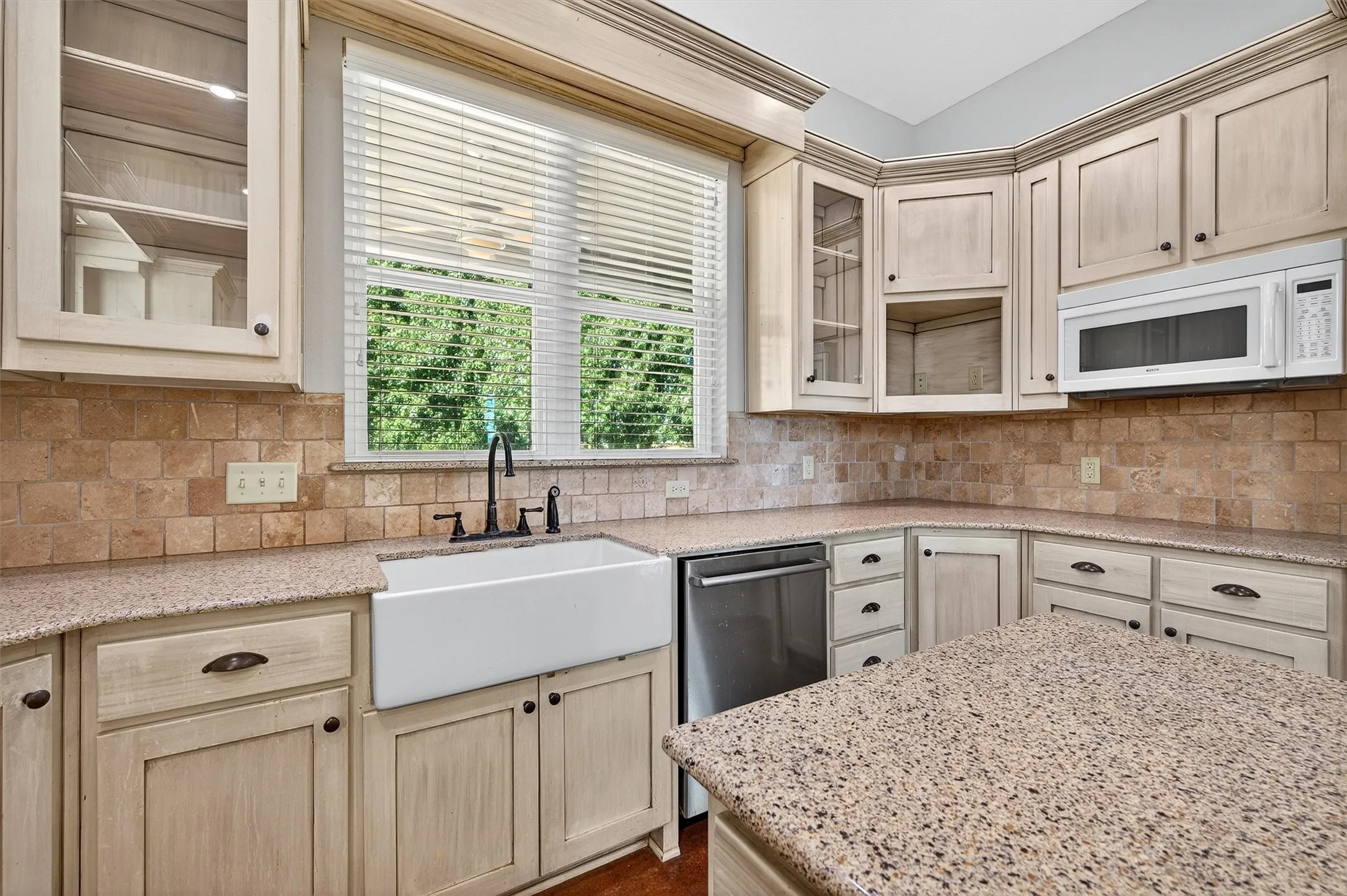 Single Family Residence For Sale in Grayson County , 2166 Old Southmayd Road, Sherman, Texas 75092, 3 Bedroom, 3 Bathroom, 2 Garage spaces, 2,542 Sqft, built in 2007, mls#21092720, Real Estate Agent in Sherman, Homes For Sale in Grayson county, Homes For Sale in Sherman, Realtor in Sherman Texas, Real Estate Brokerage Independent Realty Texas, Luminita Cordes Realtor