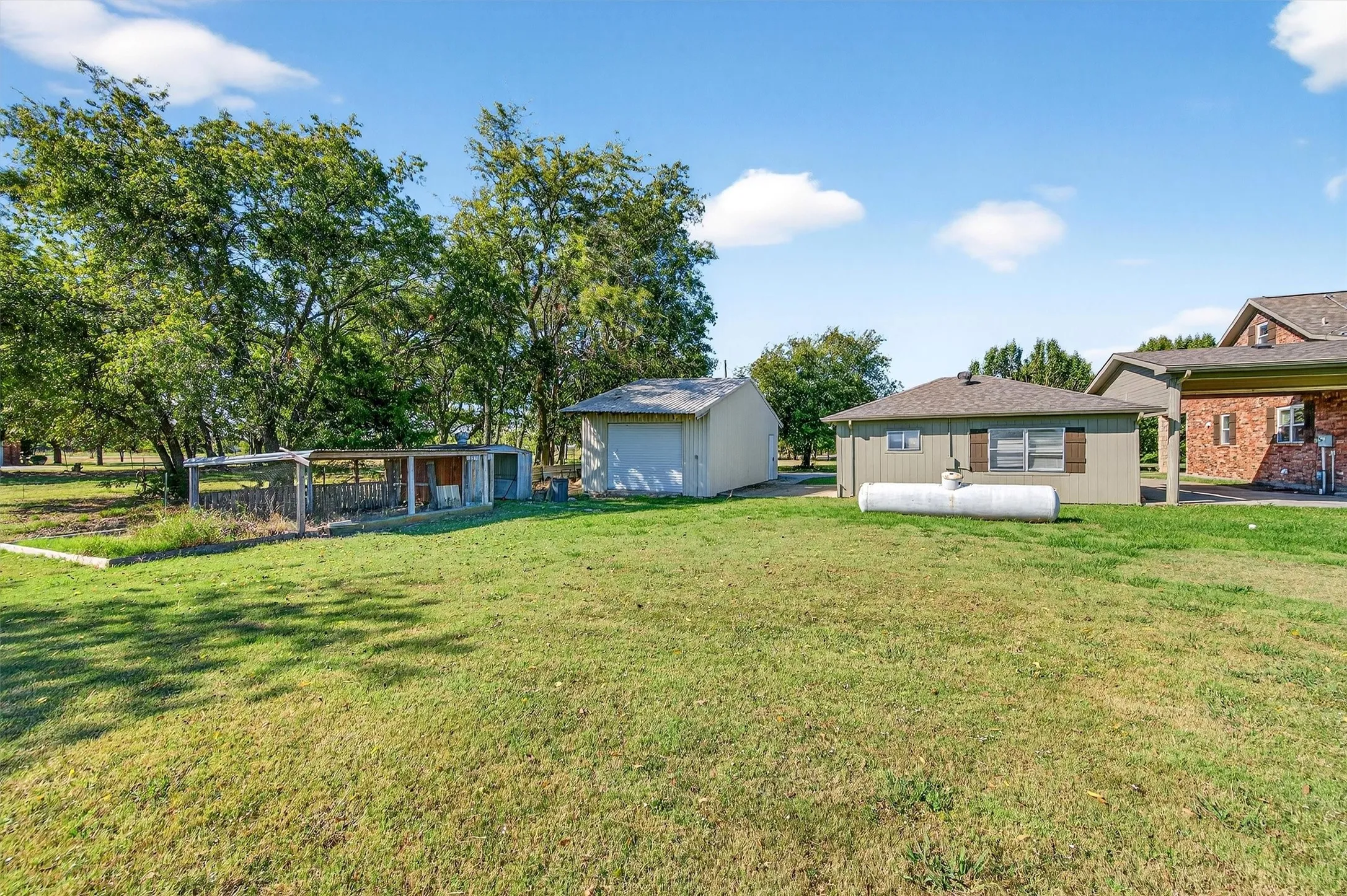 Single Family Residence For Sale in Grayson County , 2166 Old Southmayd Road, Sherman, Texas 75092, 3 Bedroom, 3 Bathroom, 2 Garage spaces, 2,542 Sqft, built in 2007, mls#21092720, Real Estate Agent in Sherman, Homes For Sale in Grayson county, Homes For Sale in Sherman, Realtor in Sherman Texas, Real Estate Brokerage Independent Realty Texas, Luminita Cordes Realtor