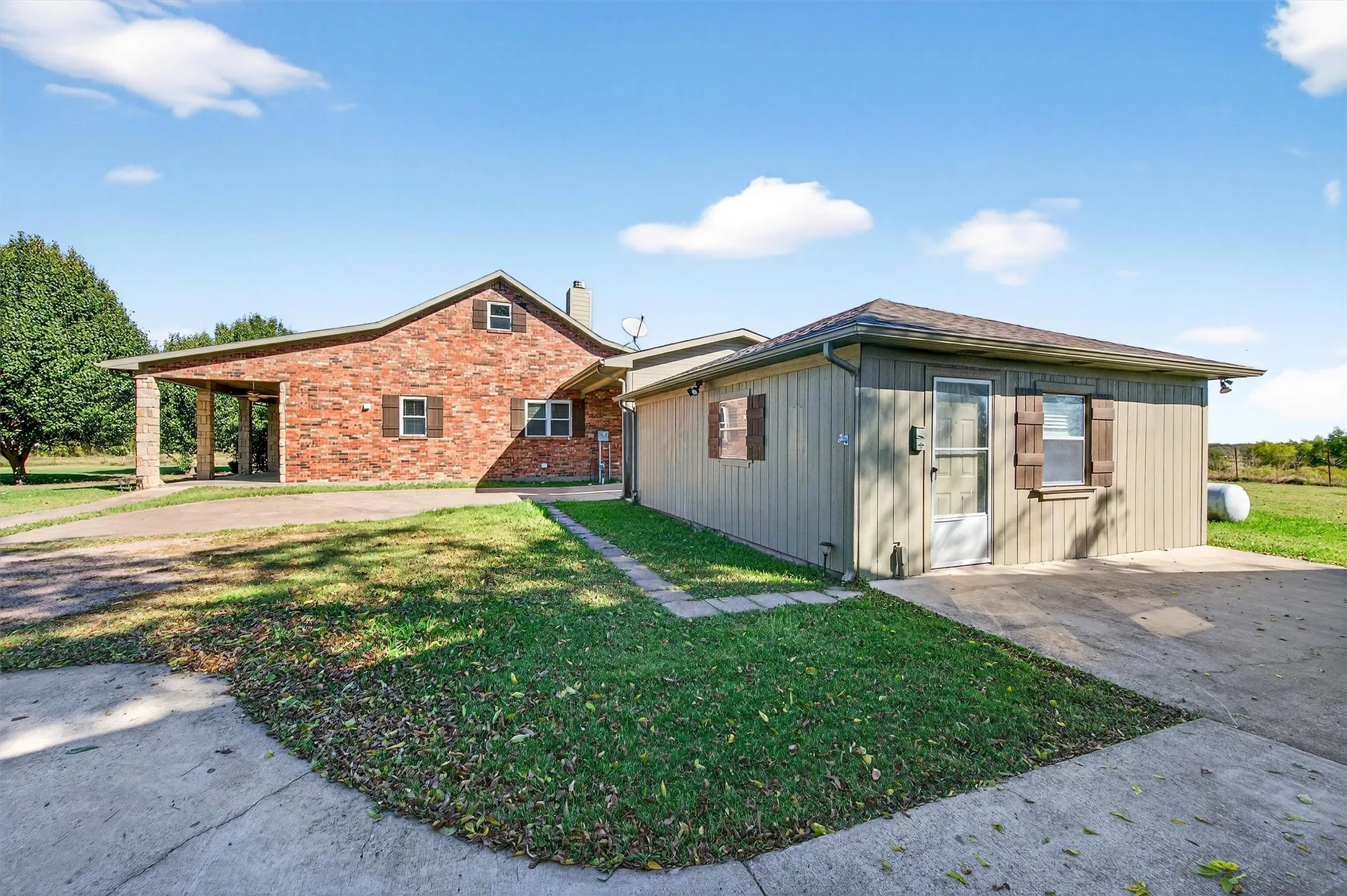 Single Family Residence For Sale in Grayson County , 2166 Old Southmayd Road, Sherman, Texas 75092, 3 Bedroom, 3 Bathroom, 2 Garage spaces, 2,542 Sqft, built in 2007, mls#21092720, Real Estate Agent in Sherman, Homes For Sale in Grayson county, Homes For Sale in Sherman, Realtor in Sherman Texas, Real Estate Brokerage Independent Realty Texas, Luminita Cordes Realtor