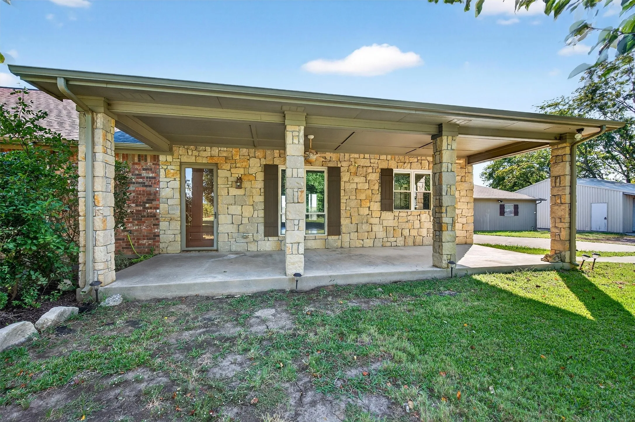 Single Family Residence For Sale in Grayson County , 2166 Old Southmayd Road, Sherman, Texas 75092, 3 Bedroom, 3 Bathroom, 2 Garage spaces, 2,542 Sqft, built in 2007, mls#21092720, Real Estate Agent in Sherman, Homes For Sale in Grayson county, Homes For Sale in Sherman, Realtor in Sherman Texas, Real Estate Brokerage Independent Realty Texas, Luminita Cordes Realtor