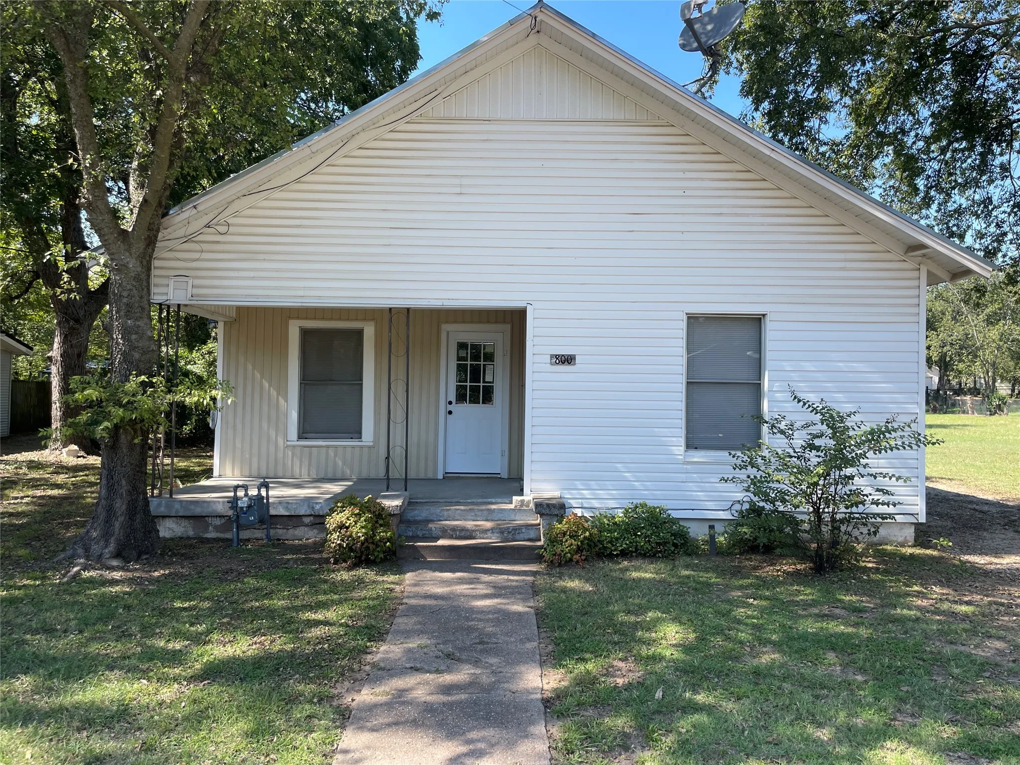 Single Family Residence For Sale in Montague County , 800 Jefferson Street, Bowie, Texas 76230, 2 Bedroom, 1 Bathroom, 2 Garage spaces, 1,174 Sqft, built in 1939, mls#21092683, Real Estate Agent in Bowie, Homes For Sale in Montague county, Homes For Sale in Bowie, Realtor in Bowie Texas, Real Estate Brokerage Independent Realty Texas, Luminita Cordes Realtor
