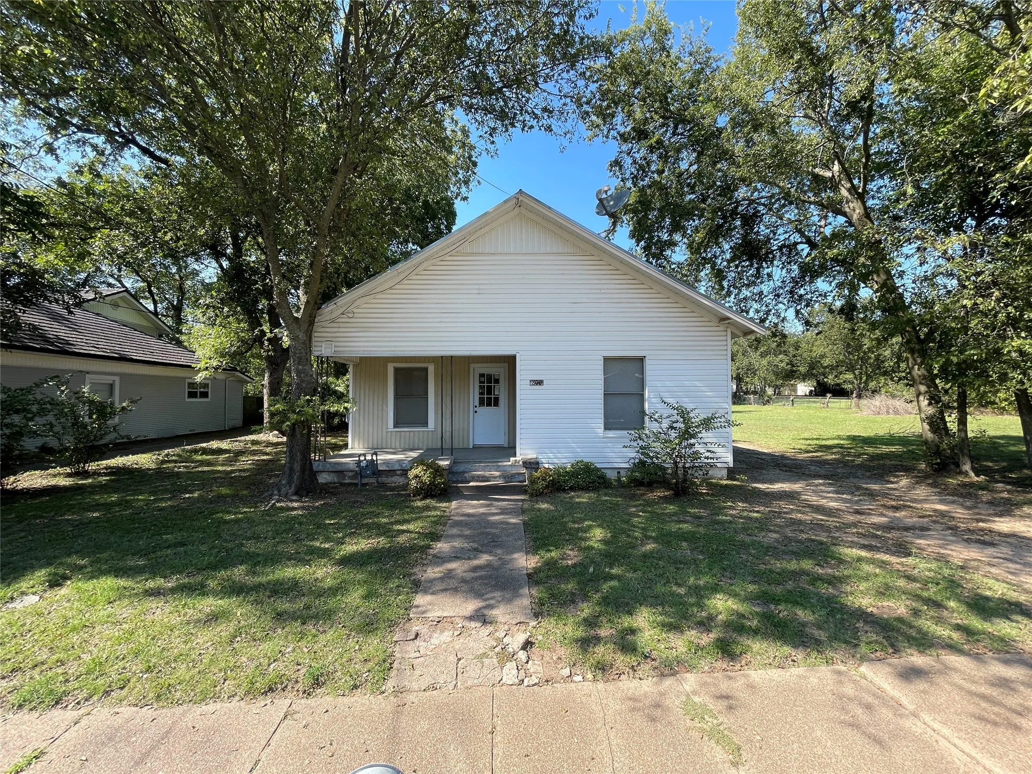 Single Family Residence For Sale in Montague County , 800 Jefferson Street, Bowie, Texas 76230, 2 Bedroom, 1 Bathroom, 2 Garage spaces, 1,174 Sqft, built in 1939, mls#21092683, Real Estate Agent in Bowie, Homes For Sale in Montague county, Homes For Sale in Bowie, Realtor in Bowie Texas, Real Estate Brokerage Independent Realty Texas, Luminita Cordes Realtor