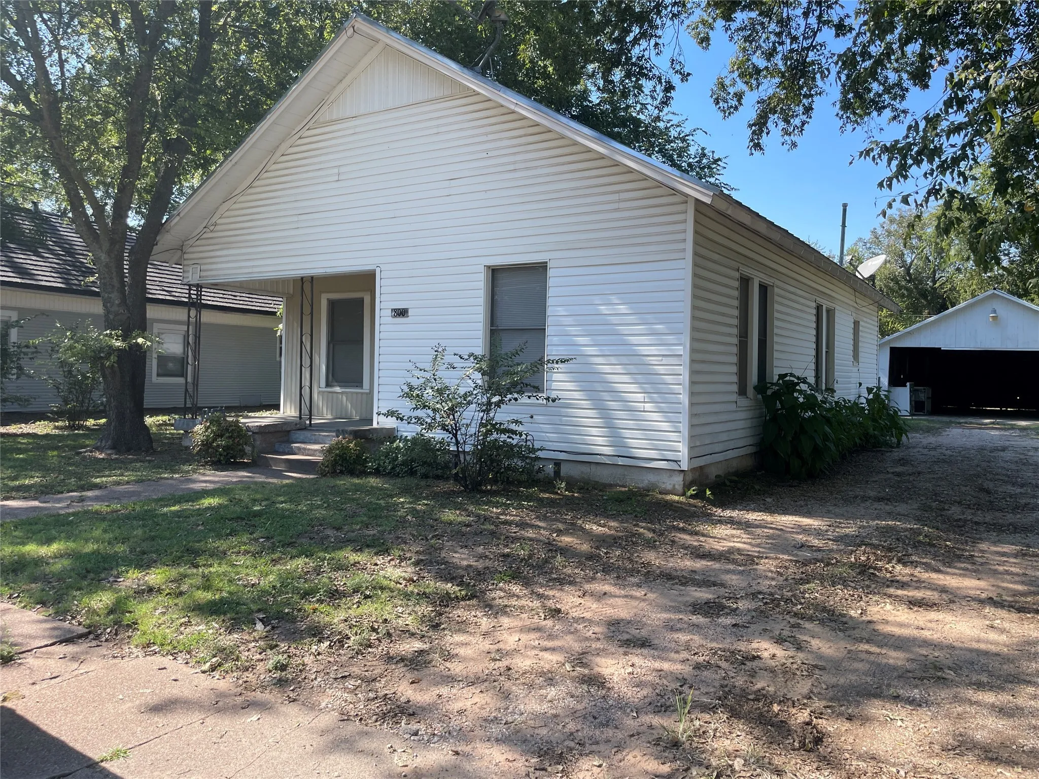 Single Family Residence For Sale in Montague County , 800 Jefferson Street, Bowie, Texas 76230, 2 Bedroom, 1 Bathroom, 2 Garage spaces, 1,174 Sqft, built in 1939, mls#21092683, Real Estate Agent in Bowie, Homes For Sale in Montague county, Homes For Sale in Bowie, Realtor in Bowie Texas, Real Estate Brokerage Independent Realty Texas, Luminita Cordes Realtor