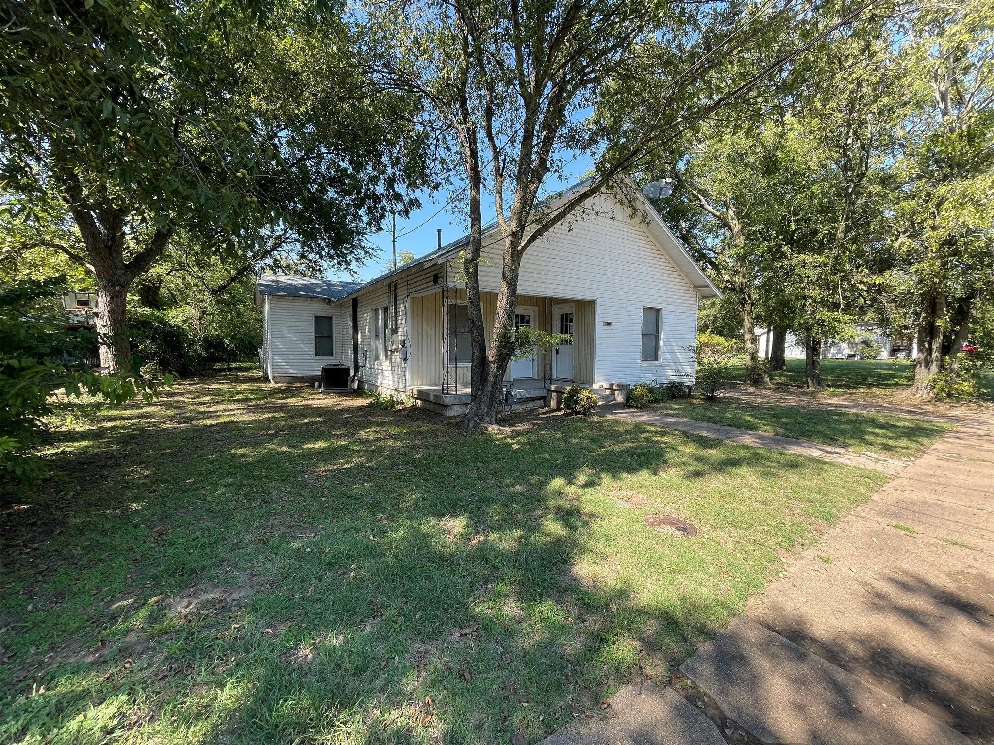 Single Family Residence For Sale in Montague County , 800 Jefferson Street, Bowie, Texas 76230, 2 Bedroom, 1 Bathroom, 2 Garage spaces, 1,174 Sqft, built in 1939, mls#21092683, Real Estate Agent in Bowie, Homes For Sale in Montague county, Homes For Sale in Bowie, Realtor in Bowie Texas, Real Estate Brokerage Independent Realty Texas, Luminita Cordes Realtor