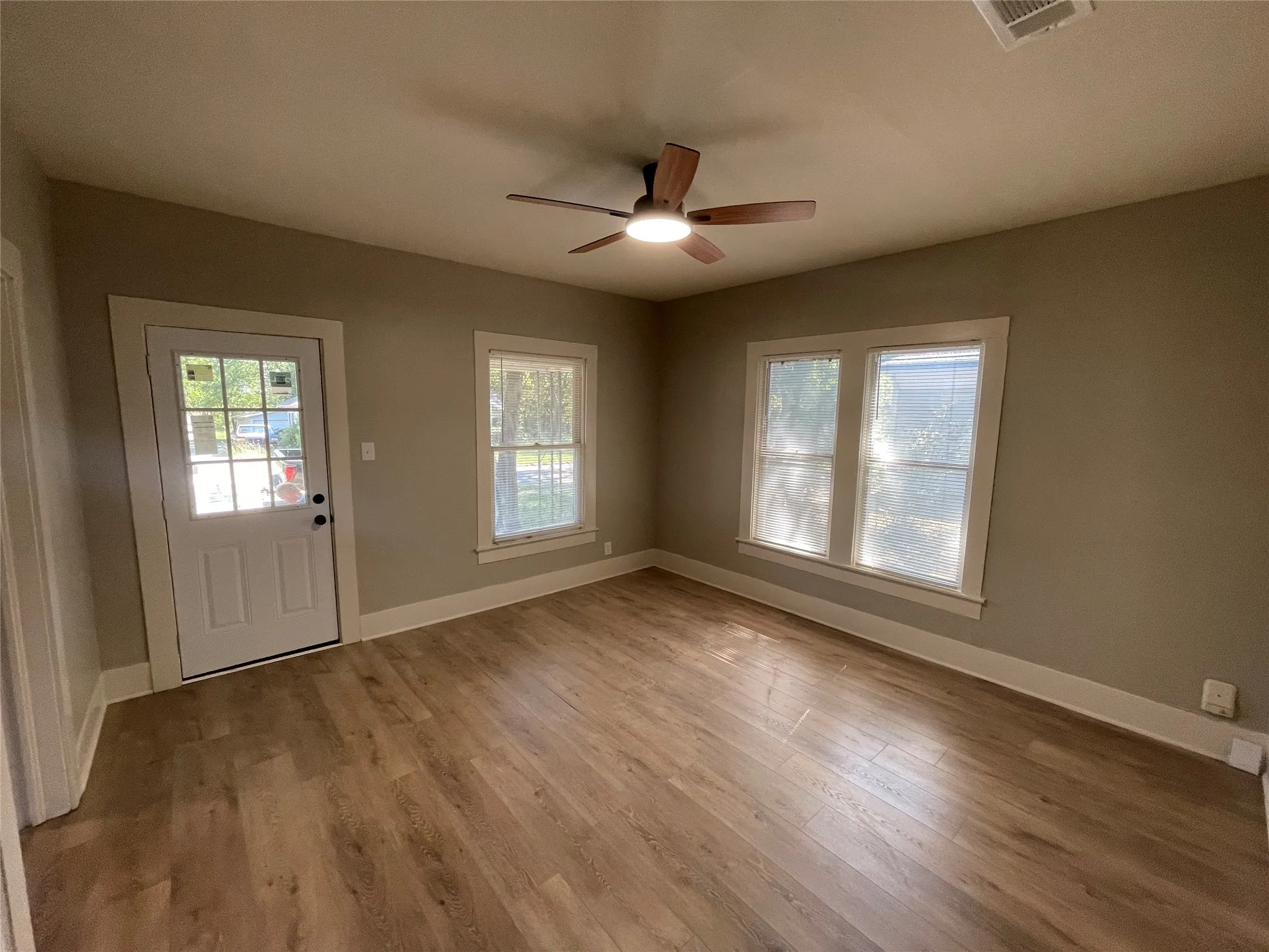 Single Family Residence For Sale in Montague County , 800 Jefferson Street, Bowie, Texas 76230, 2 Bedroom, 1 Bathroom, 2 Garage spaces, 1,174 Sqft, built in 1939, mls#21092683, Real Estate Agent in Bowie, Homes For Sale in Montague county, Homes For Sale in Bowie, Realtor in Bowie Texas, Real Estate Brokerage Independent Realty Texas, Luminita Cordes Realtor