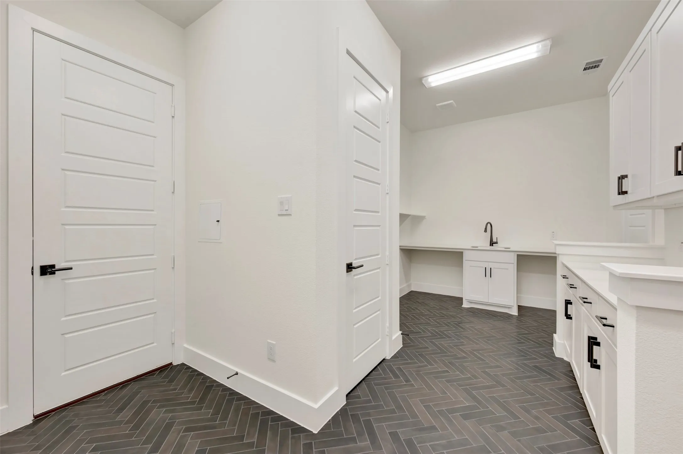 Laundry area with baseboards and a sink